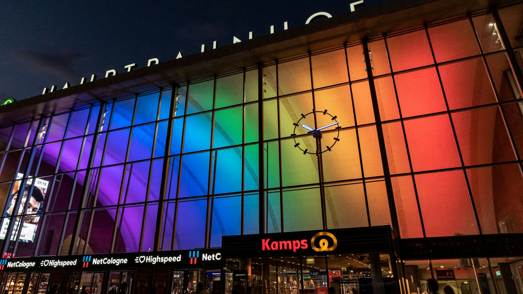 Zum Pride Month Juni ist der Hauptbahnhof in der Kölner Innenstadt erneut in Regenbogenfarben von innen beleuchtet.