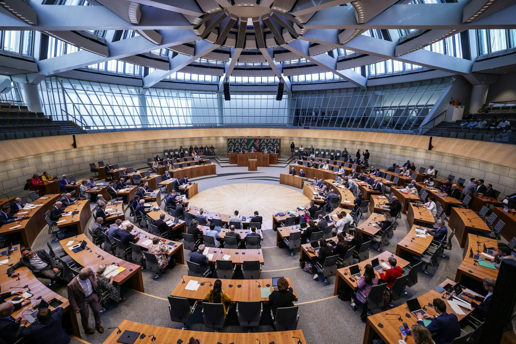 Die Abgeordnetenbezüge im Düsseldorfer Landtag sollen ab Juli steigen. (Archivfoto)