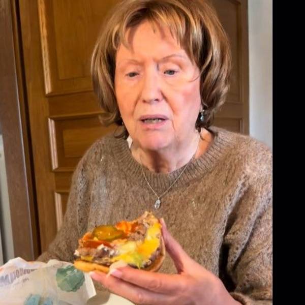 Oma Grete testet den Doppel Whopper auf Tiktok.