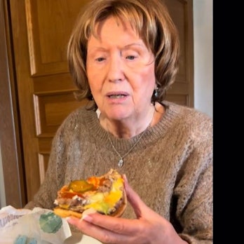 Oma Grete testet den Doppel Whopper auf Tiktok.