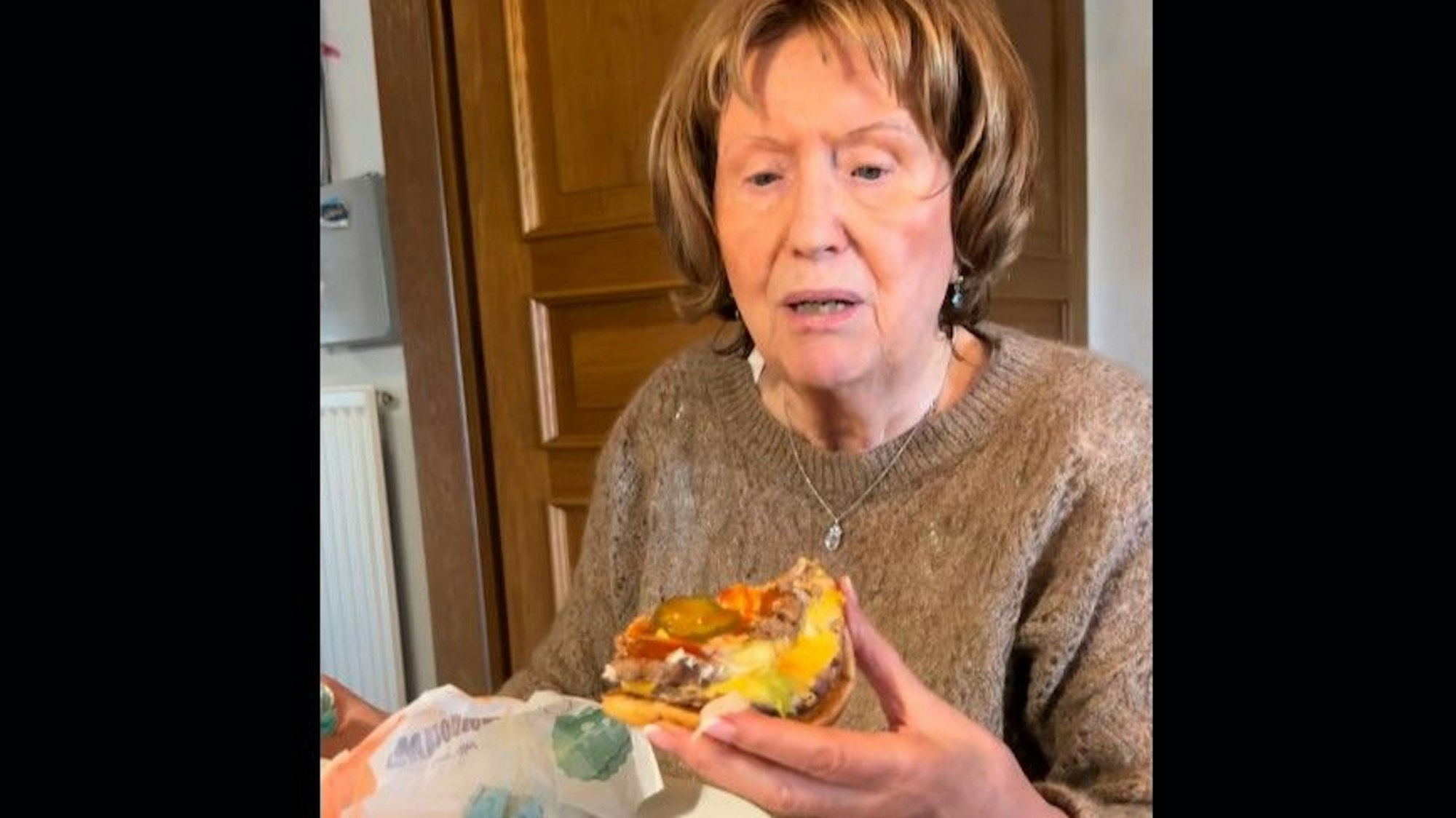 Oma Grete testet den Doppel Whopper auf Tiktok.