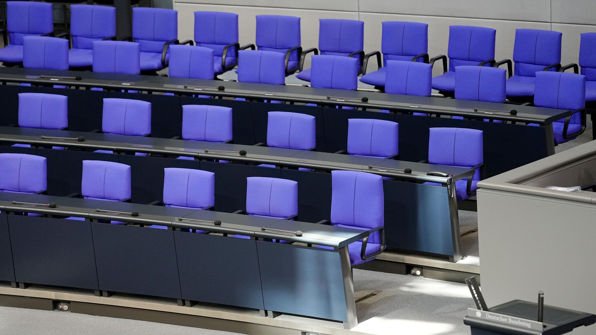 Blick auf die leere Regierungsbank im Bundestag. Klöckner will während der Sitzungen mindestens zwei Kabinettsmitglieder anwesend wissen. (Archivbild)