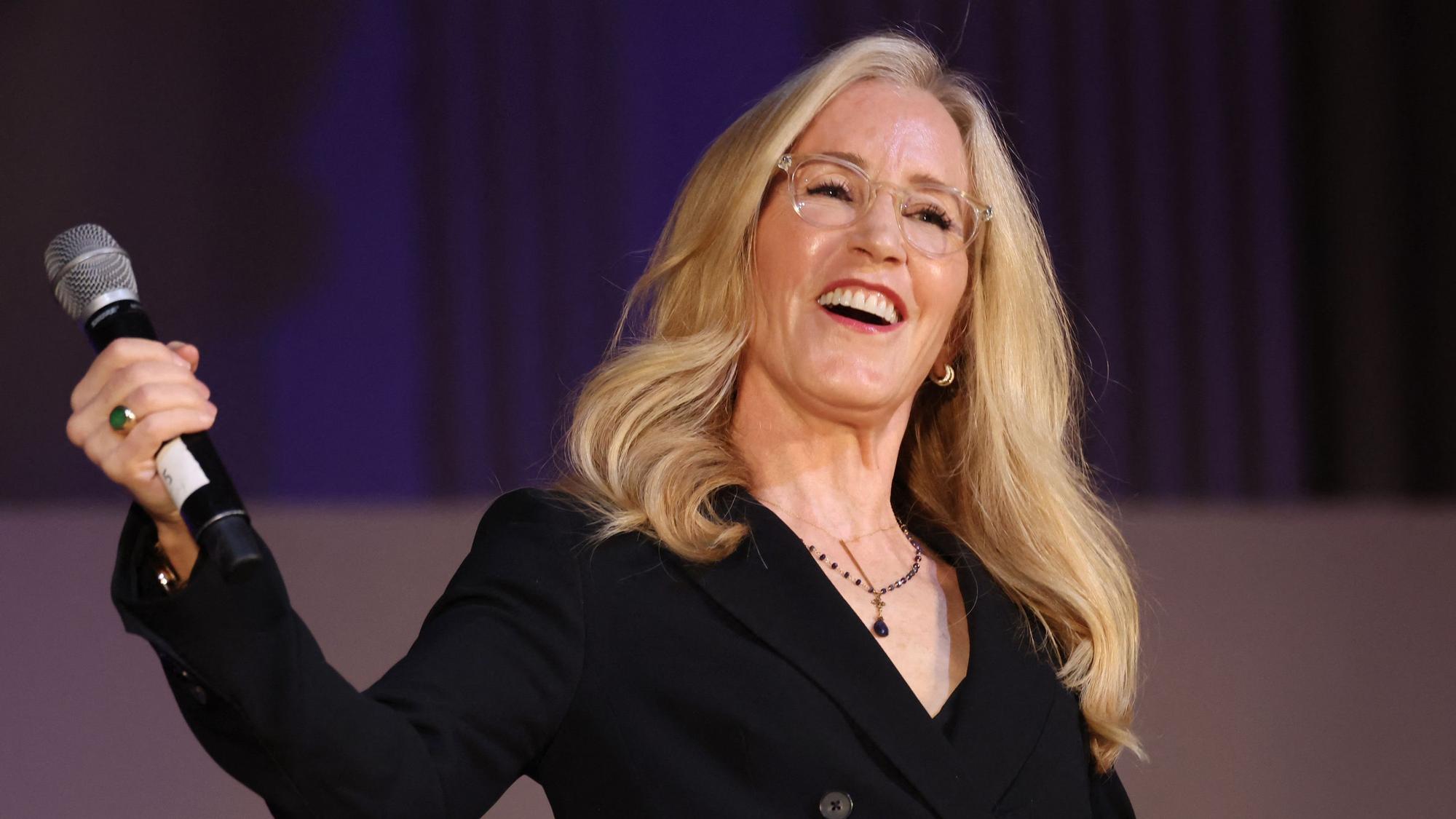 Felicity Huffman meldete sich im Rahmen einer Gala des Frauenhilfeprogramms „A New Way of Life“ zurück – gemeinsam mit Ehemann William H. Macy übernahm sie die Gastgeberrolle.