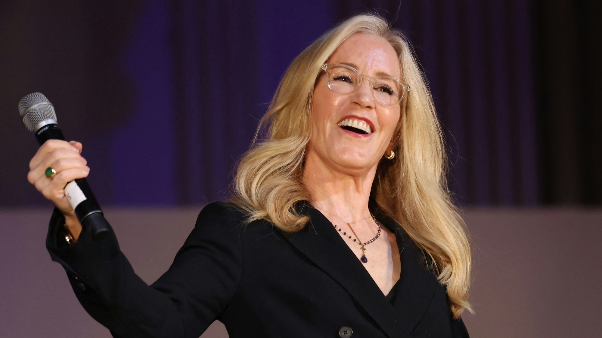 Felicity Huffman meldete sich im Rahmen einer Gala des Frauenhilfeprogramms „A New Way of Life“ zurück – gemeinsam mit Ehemann William H. Macy übernahm sie die Gastgeberrolle.