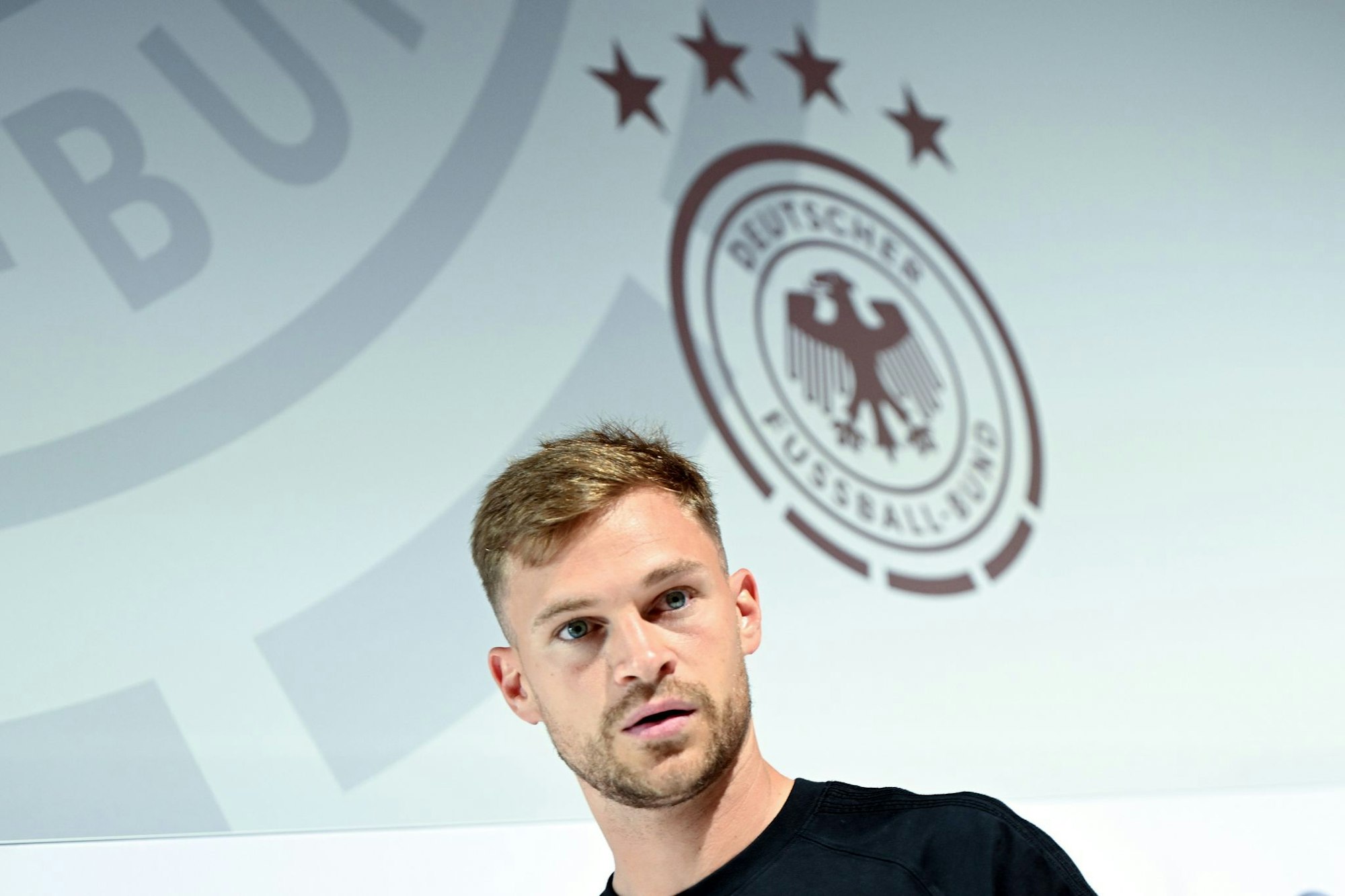 Joshua Kimmich und das DFB-Logo mit den vier Weltmeister-Sternen. Der WM-Titel fehlt dem Kapitän noch.