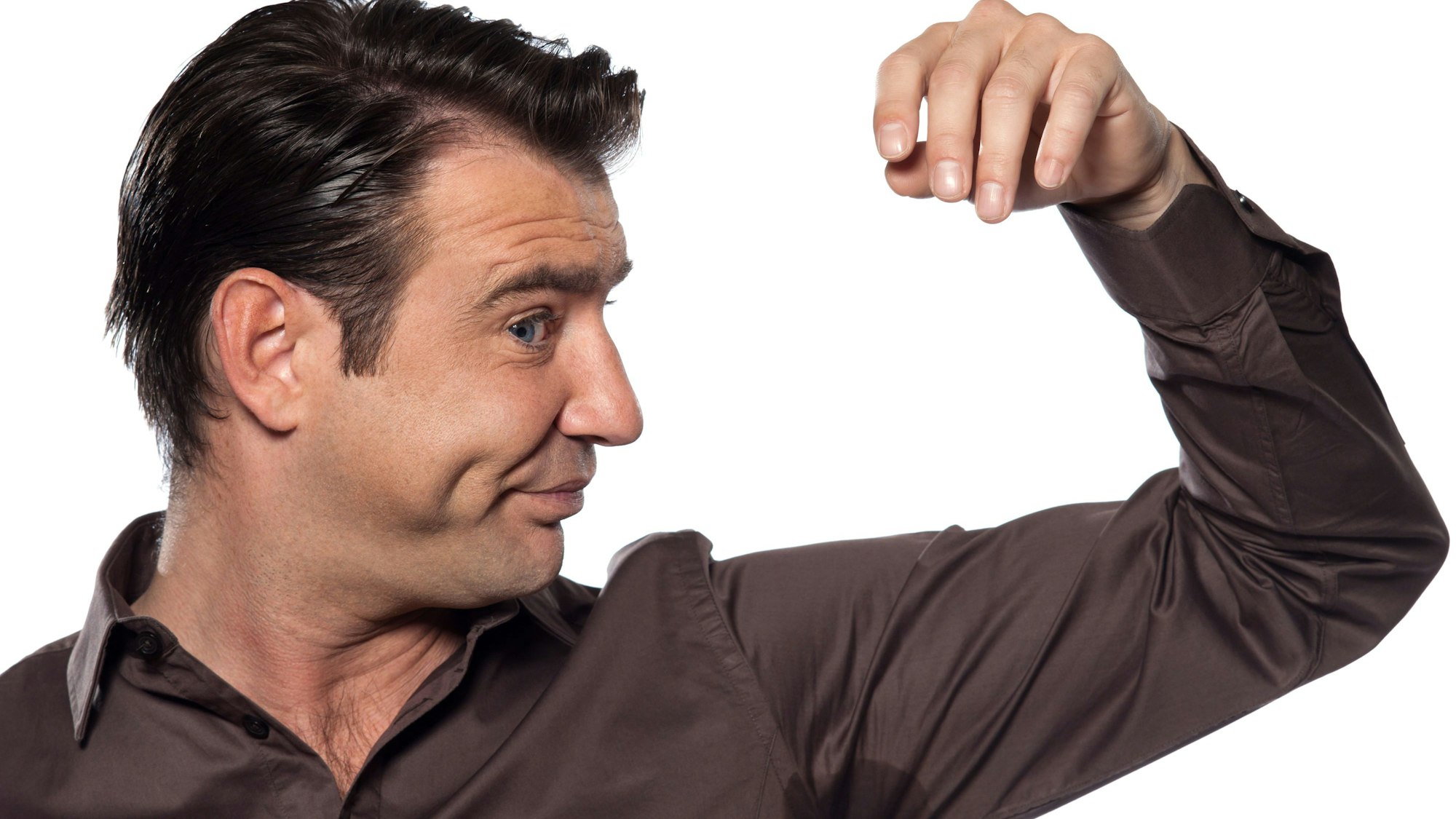 Mann mit Schweißfleck unter dem Arm.