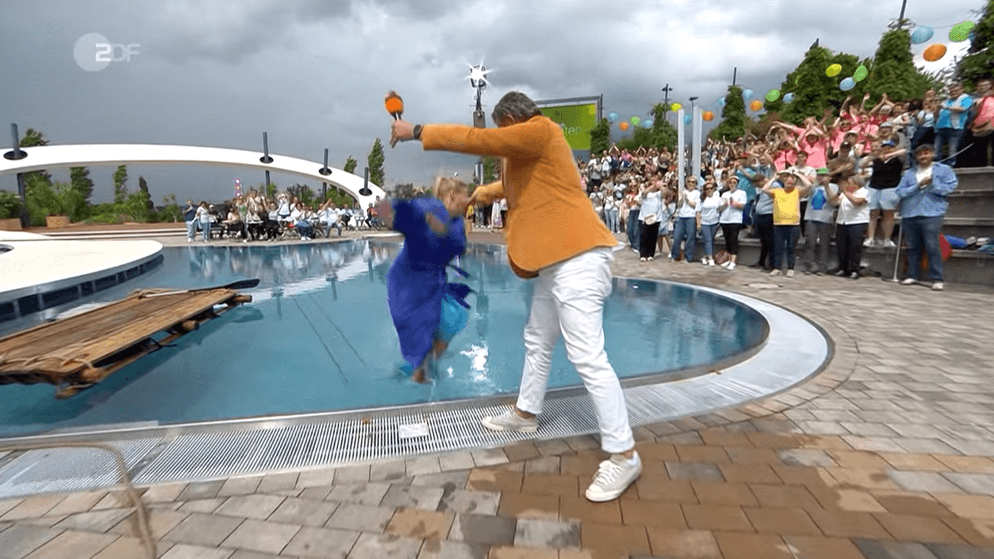 Hans Sigl schubst Andrea Kiewel beim „ZDF Fernsehgarten“ eiskalt ins Wasser.