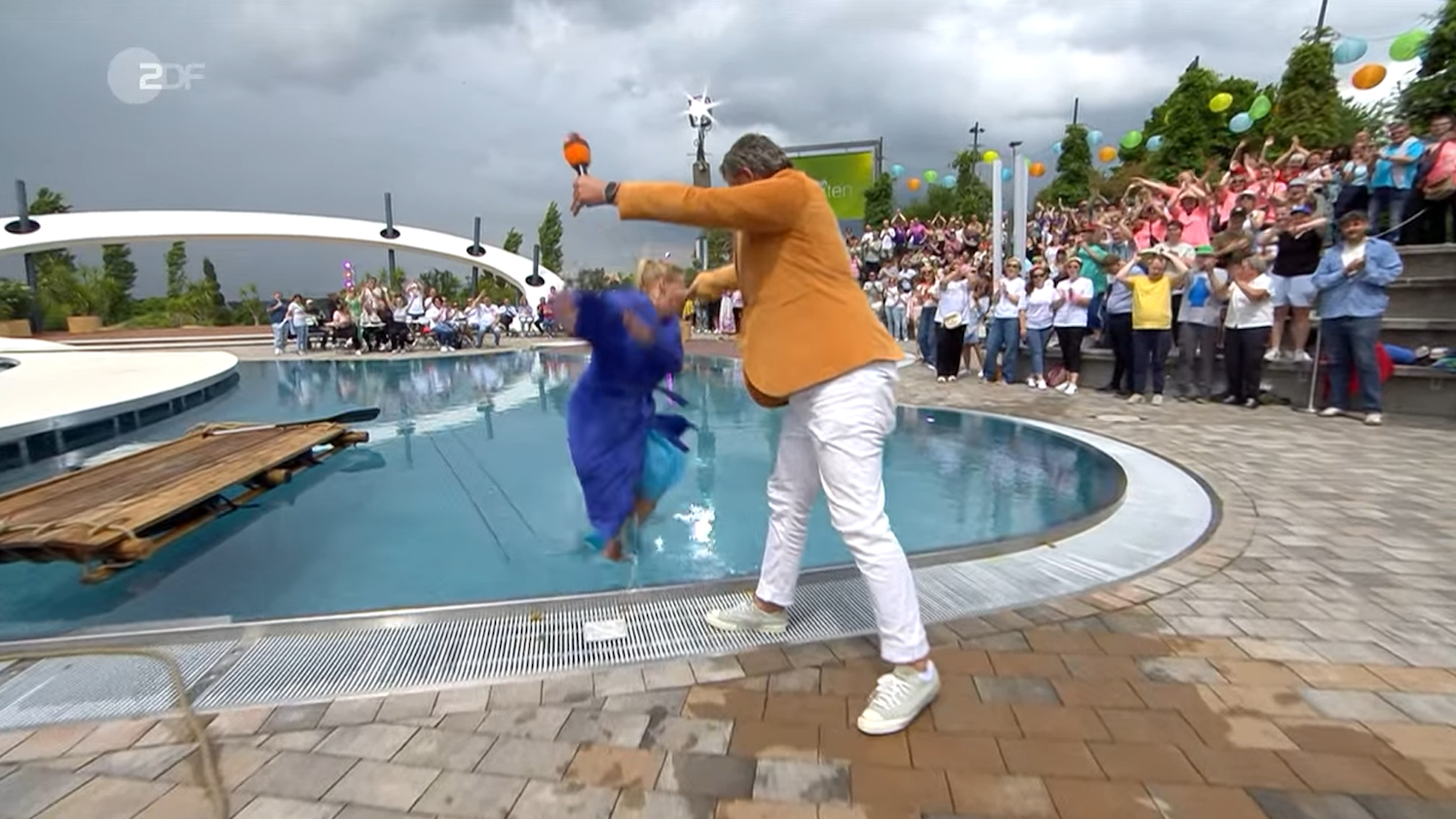 Hans Sigl schubst Andrea Kiewel beim „ZDF Fernsehgarten“ eiskalt ins Wasser.