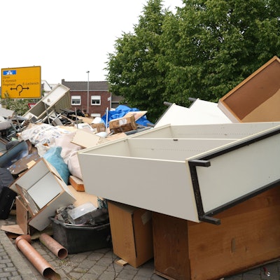 Das Bild zeigt Müllberge am Straßenrand in Erftstadt-Herrig.