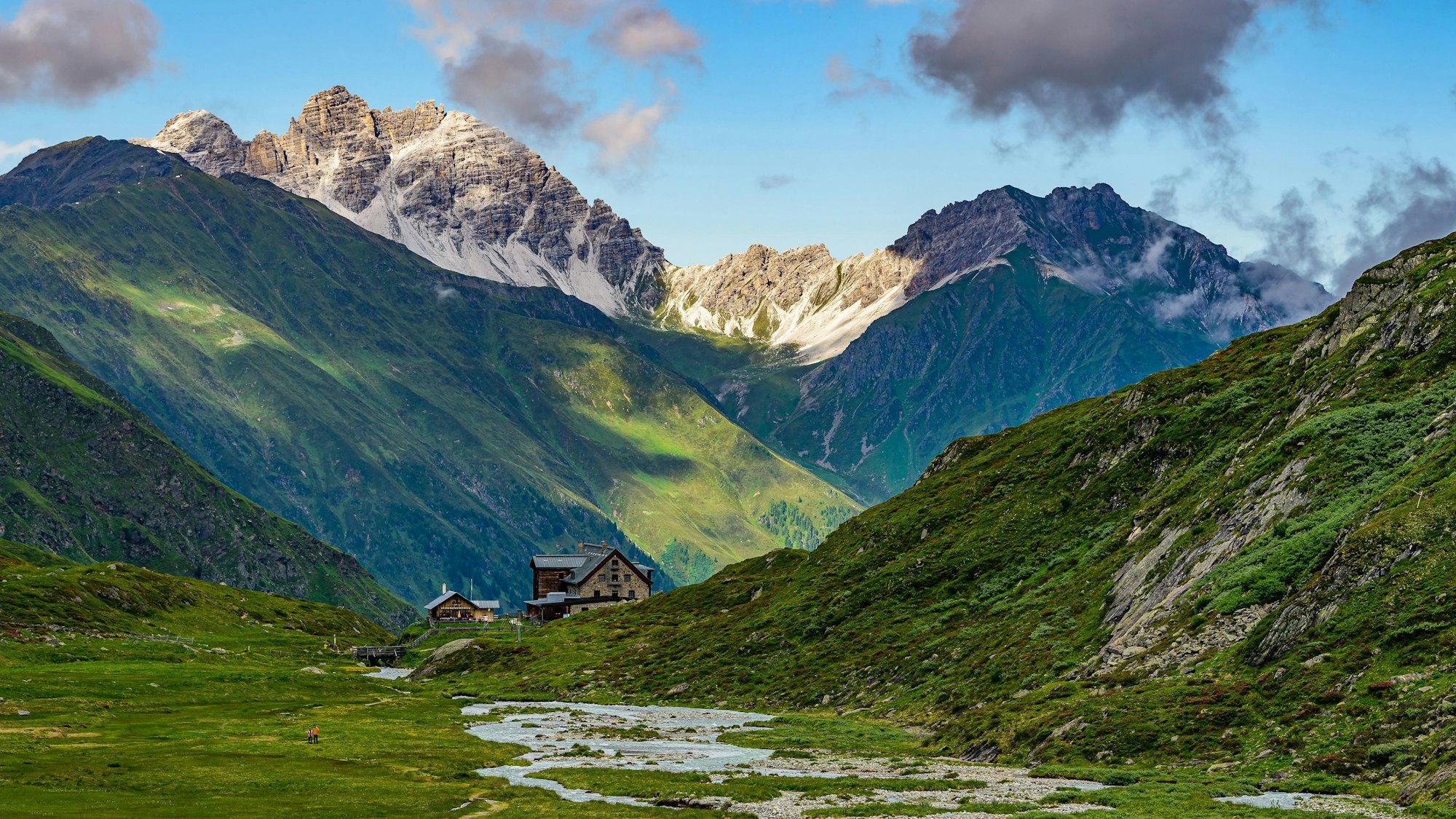In den Alpen rollte einer Mutter ihr Kinderwagen samt Baby davon (Symbolbild)
