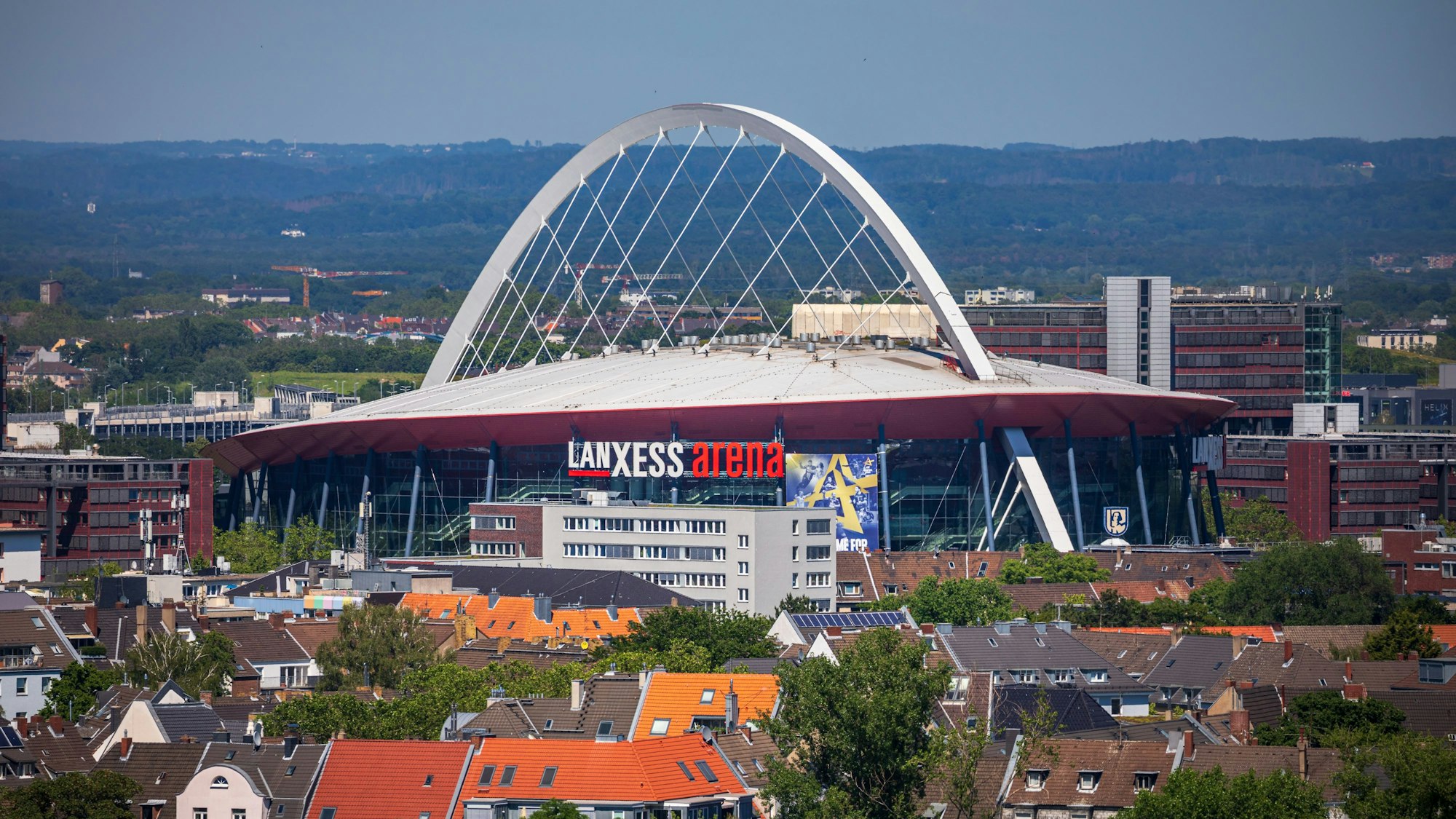 14.06.2021, Köln: Die Lanxess Arena, früher als Kölnarena bezeichnet, ist inmitten des Stadtteils Deutz zu sehen während der Blick bis weit in das Umland reicht. Foto: Matthias Heinekamp