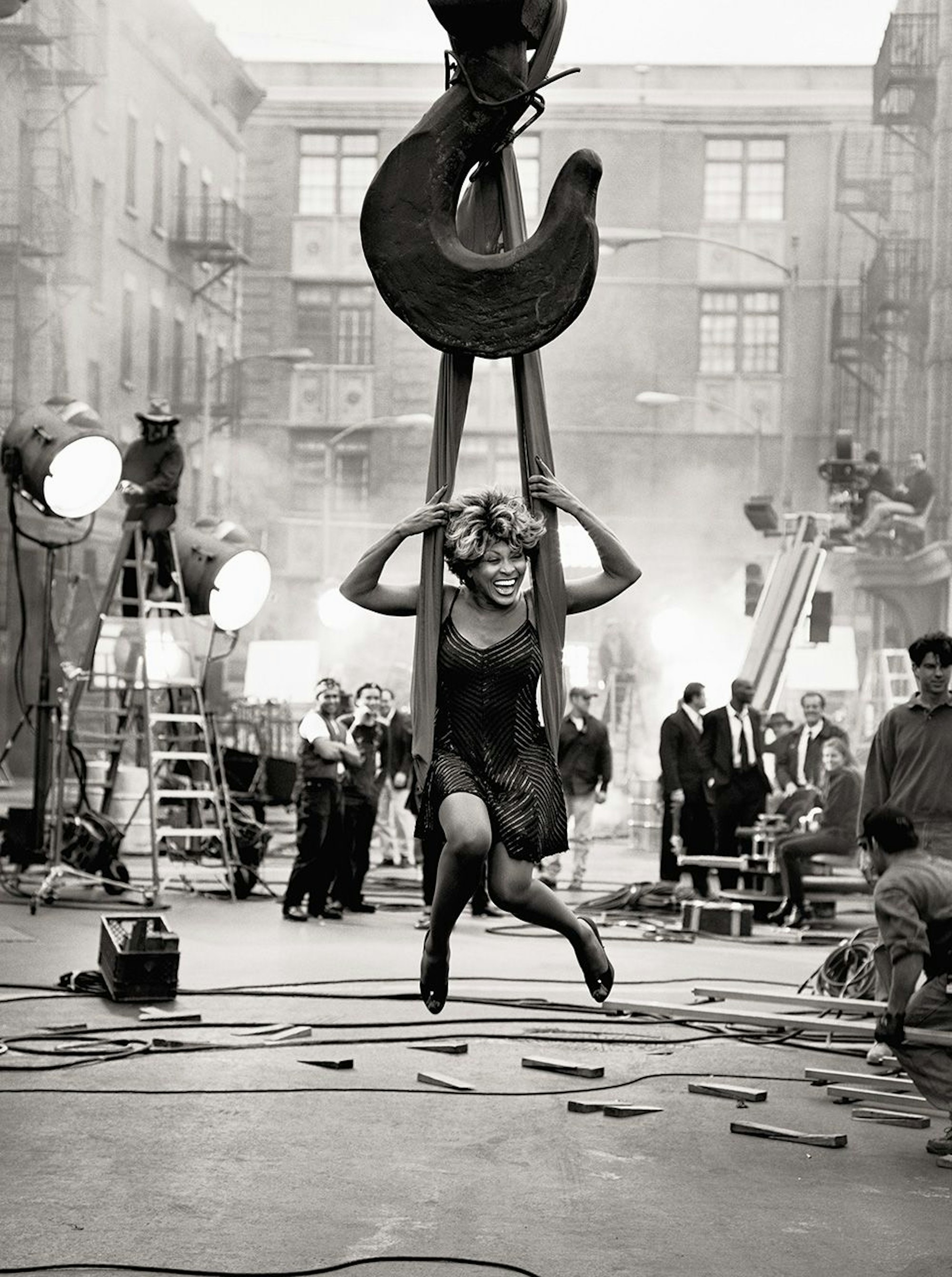 Tina Turner während der Dreharbeiten zum Musikvideo ihrer Single „Missing You“ auf dem Gelände der Paramount Studios, auf einem an einem schweren Haken befestigten Tuch schaukelnd.