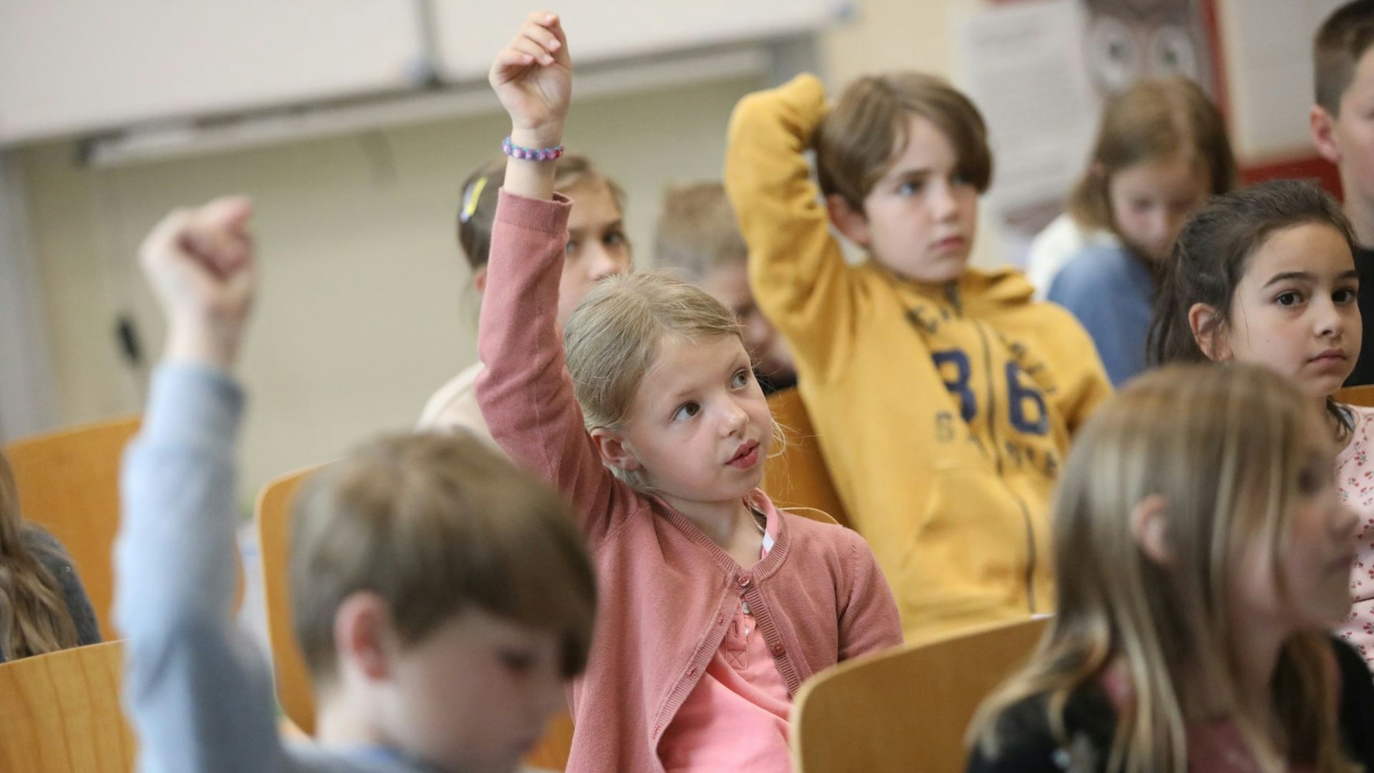 Mit großem Interesse lauschten die Schüler ihrem Gast aus dem Landtag und stellten ihre Fragen.
