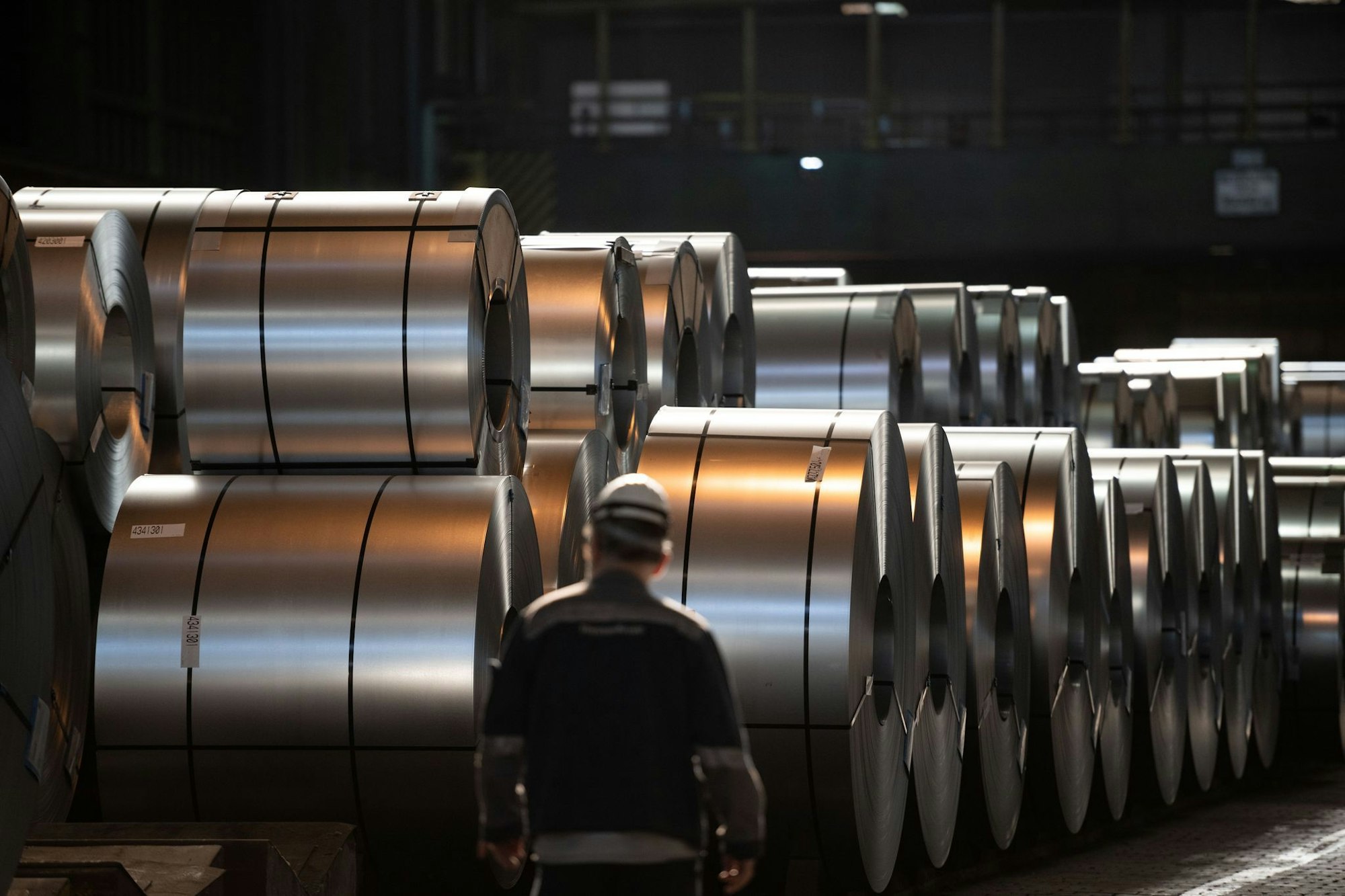 Aufgerolltes Stahlblech lagert in einer Halle von Thyssenkrupp Steel in Duisburg. Bald beginnen die Verhandlungen über den Abbau von 5.000 Stellen sowie die Auslagerung von weiteren 6.000 Stellen. (Archivbild)