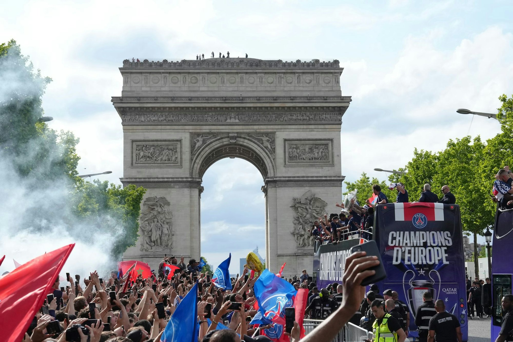 Nach der Siegesfeier des PSG in Paris kommt es erneut zu Ausschreitungen.