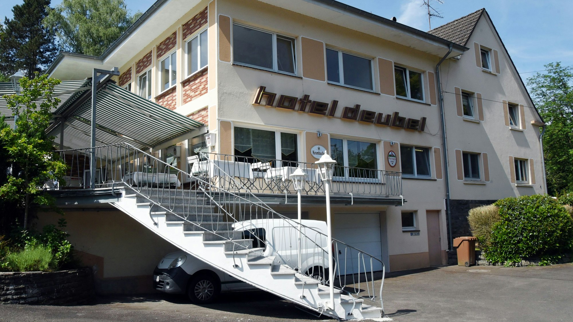 Das Hotel Deubel in Wiehl-Oberwiehl, einst Besitz des legendären Motorradrennfahrers Max Deubel, wird zurzeit vom neuen Pächter-Ehepaar Ruhani saniert.