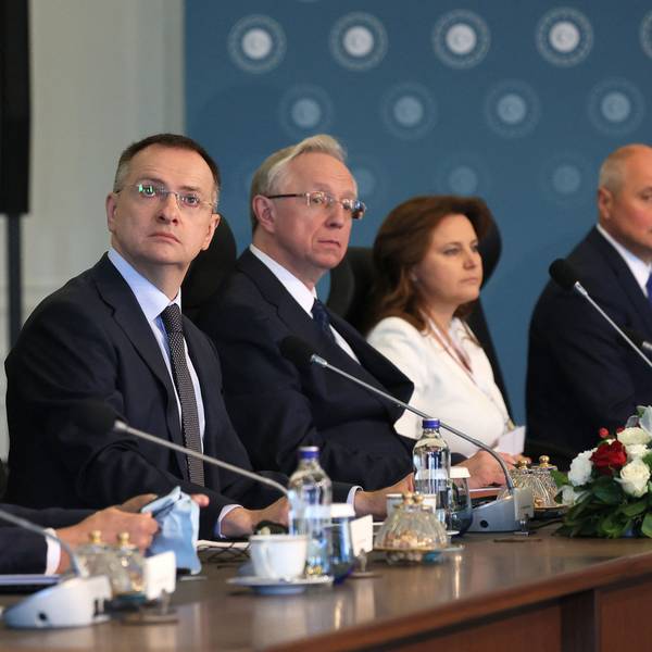 Bei der russischen Delegation rund um Verhandlungsführer Wladmir Medinski (2. v. l.) in Istanbul gab es am Montag ernste Gesichter. Einen Durchbruch gab es nicht.