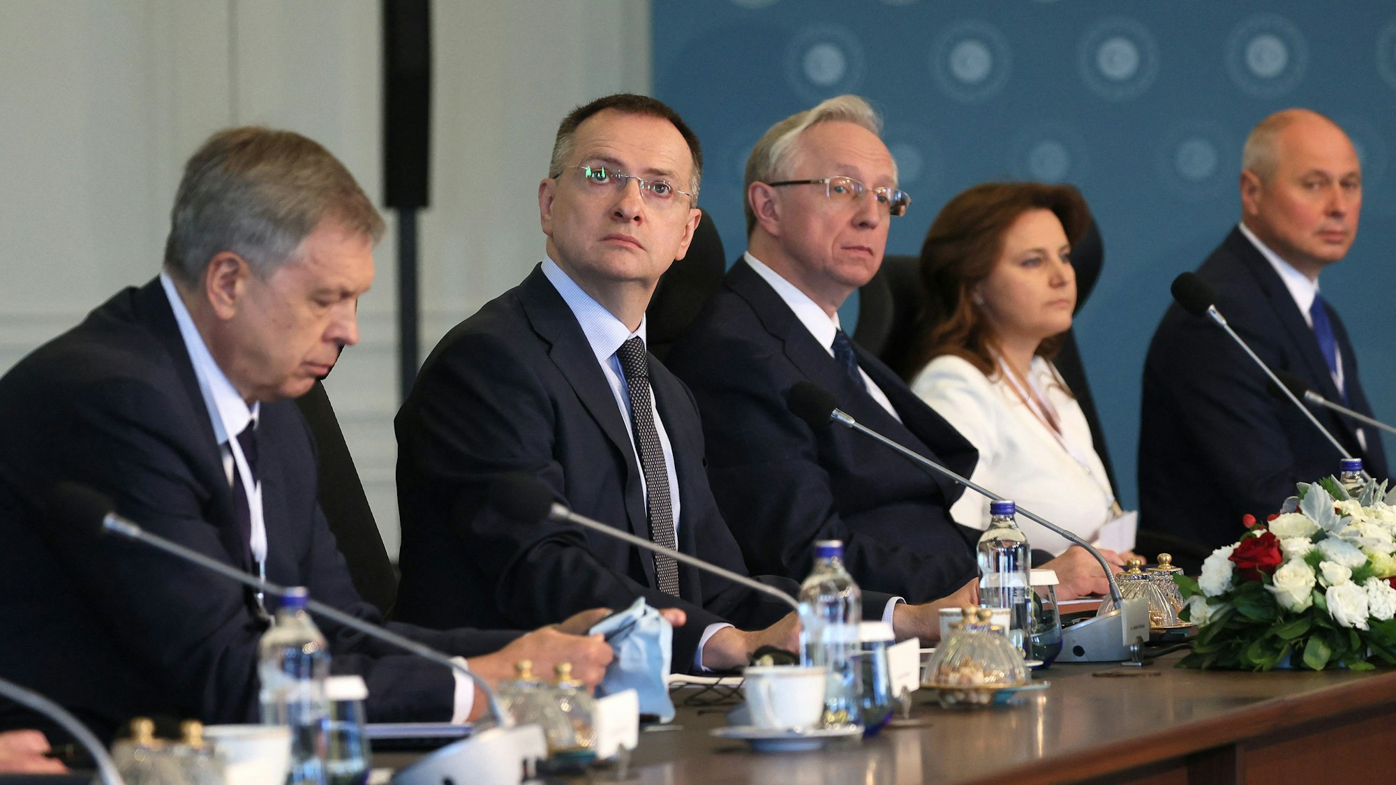 Bei der russischen Delegation rund um Verhandlungsführer Wladmir Medinski (2. v. l.) in Istanbul gab es am Montag ernste Gesichter. Einen Durchbruch gab es nicht.