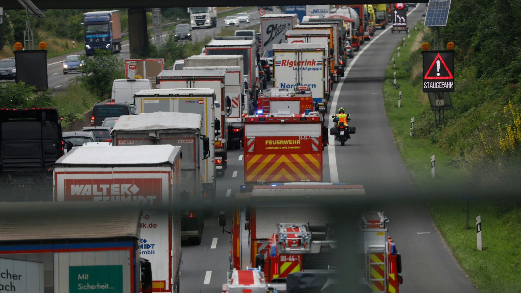 Die Autobahn könnte noch mehrere Stunden gesperrt bleiben (Symbolfoto).