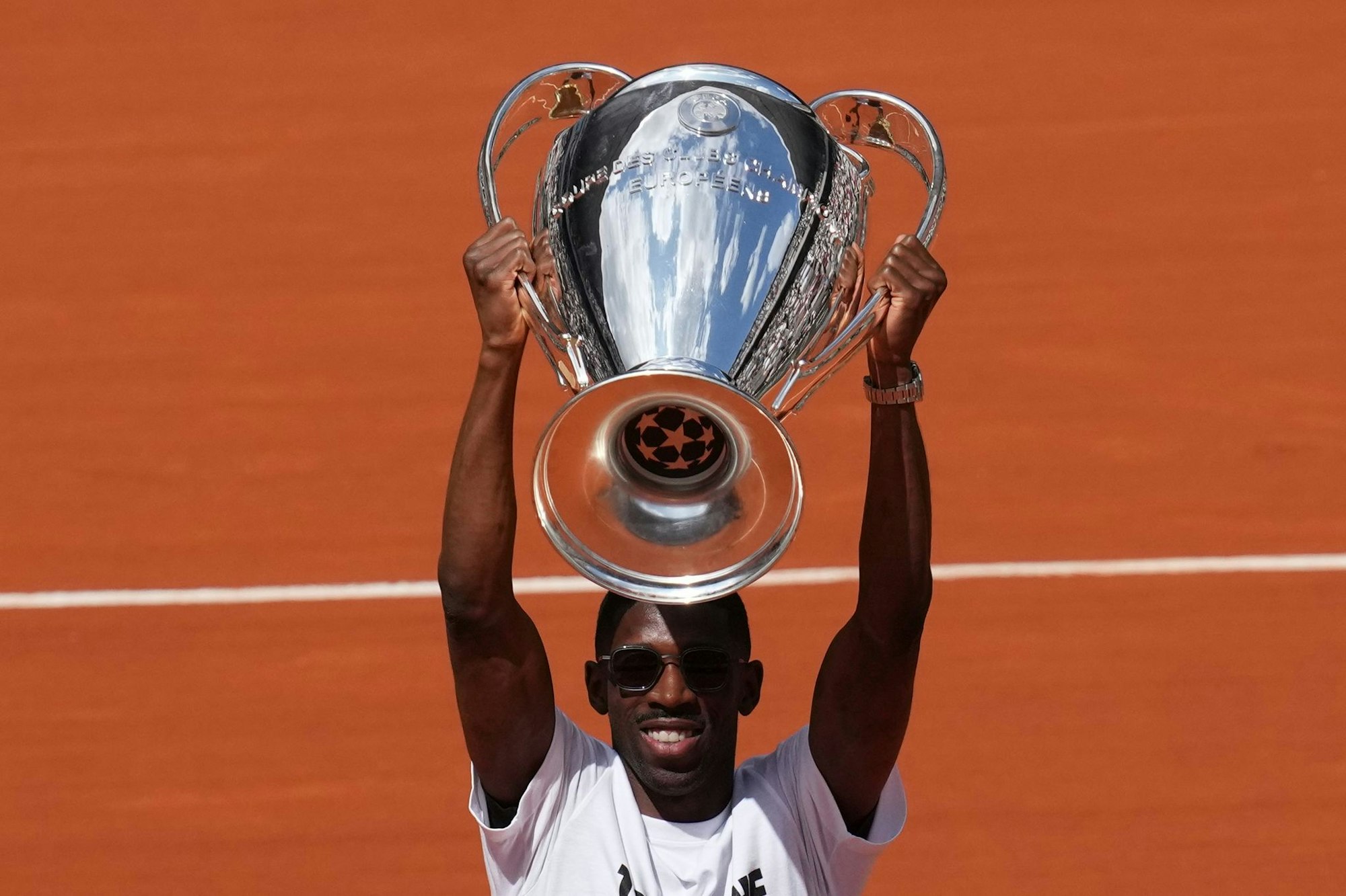 PSG-Star Ousmane Dembélé präsentiert bei den French Open den Champions-League-Pokal.