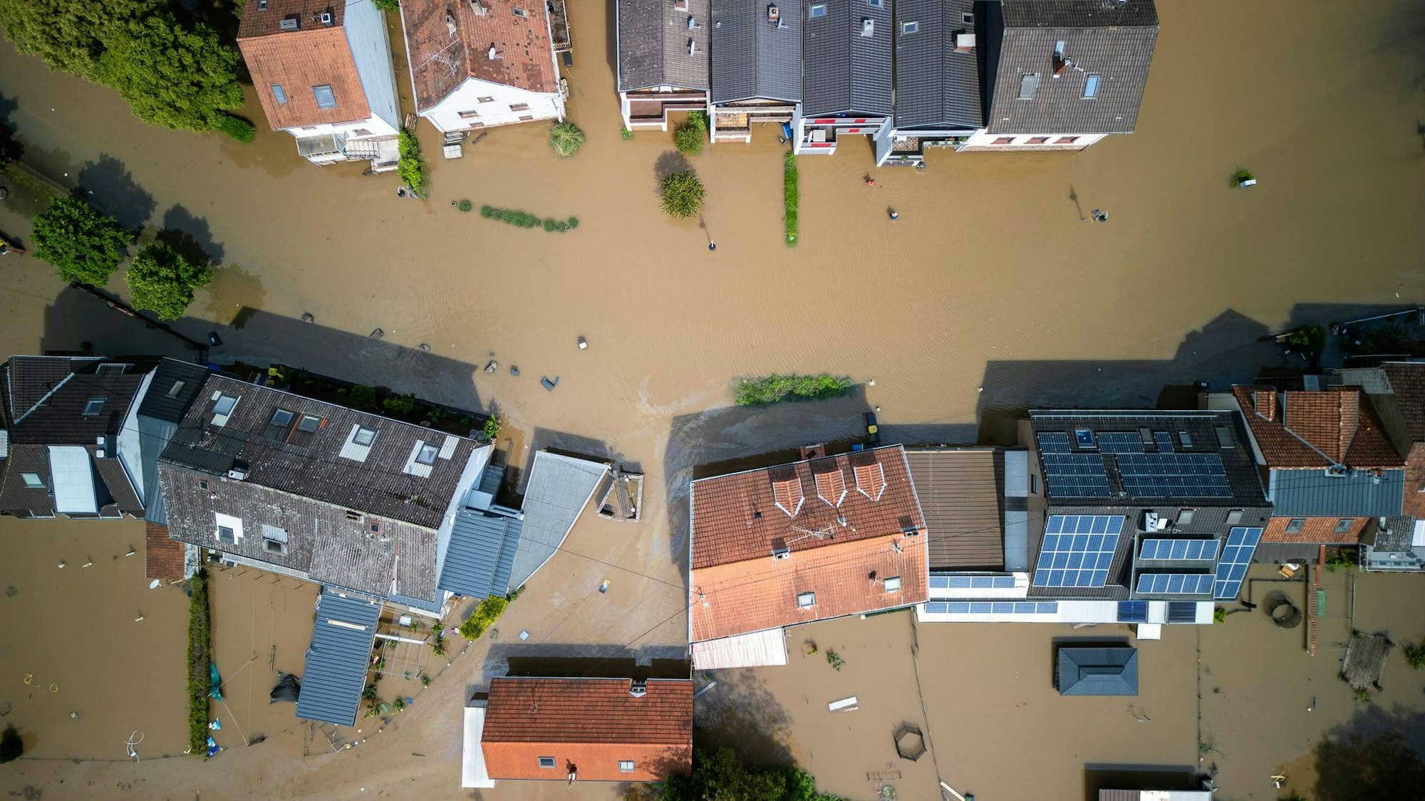 Steht Ihnen das Wasser wortwörtlich bis zum Hals? Wenn Überflutungen Schaden anrichten, braucht es regelmäßig einen Zusatzbaustein für Elementarschäden, damit die Versicherung leistet.