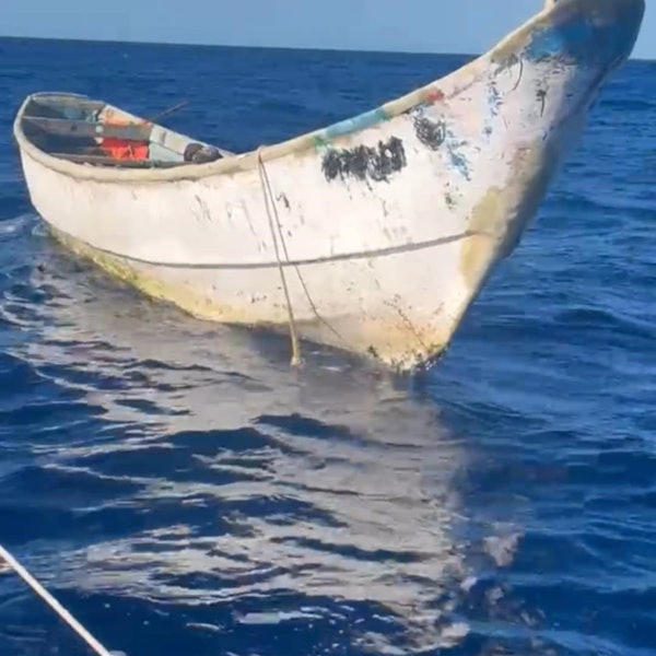 In diesem Boot, dem Michael Atug im Atlantik begegnete, fanden er und seine Mitsegler die sterblichen Überreste mehrerer Geflüchteter.