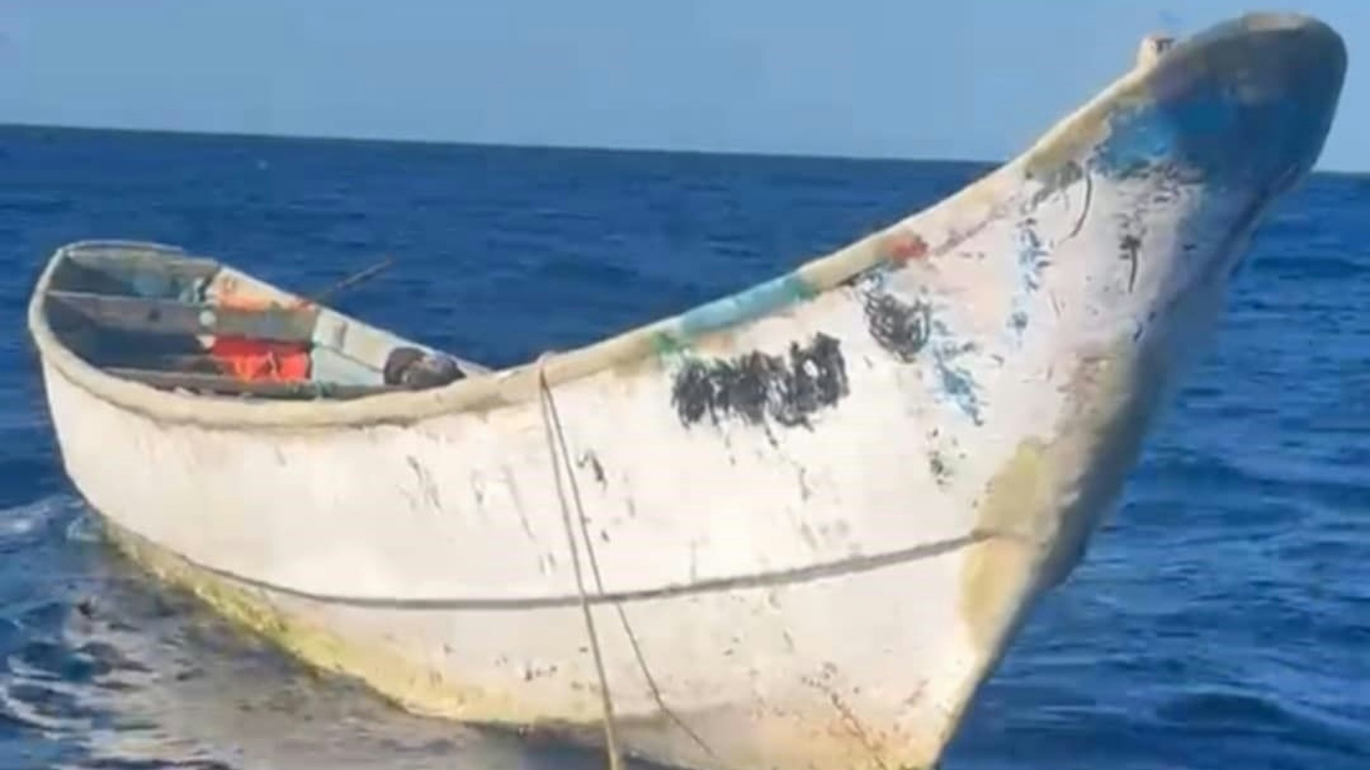 In diesem Boot, dem Michael Atug im Atlantik begegnete, fanden er und seine Mitsegler die sterblichen Überreste mehrerer Geflüchteter.