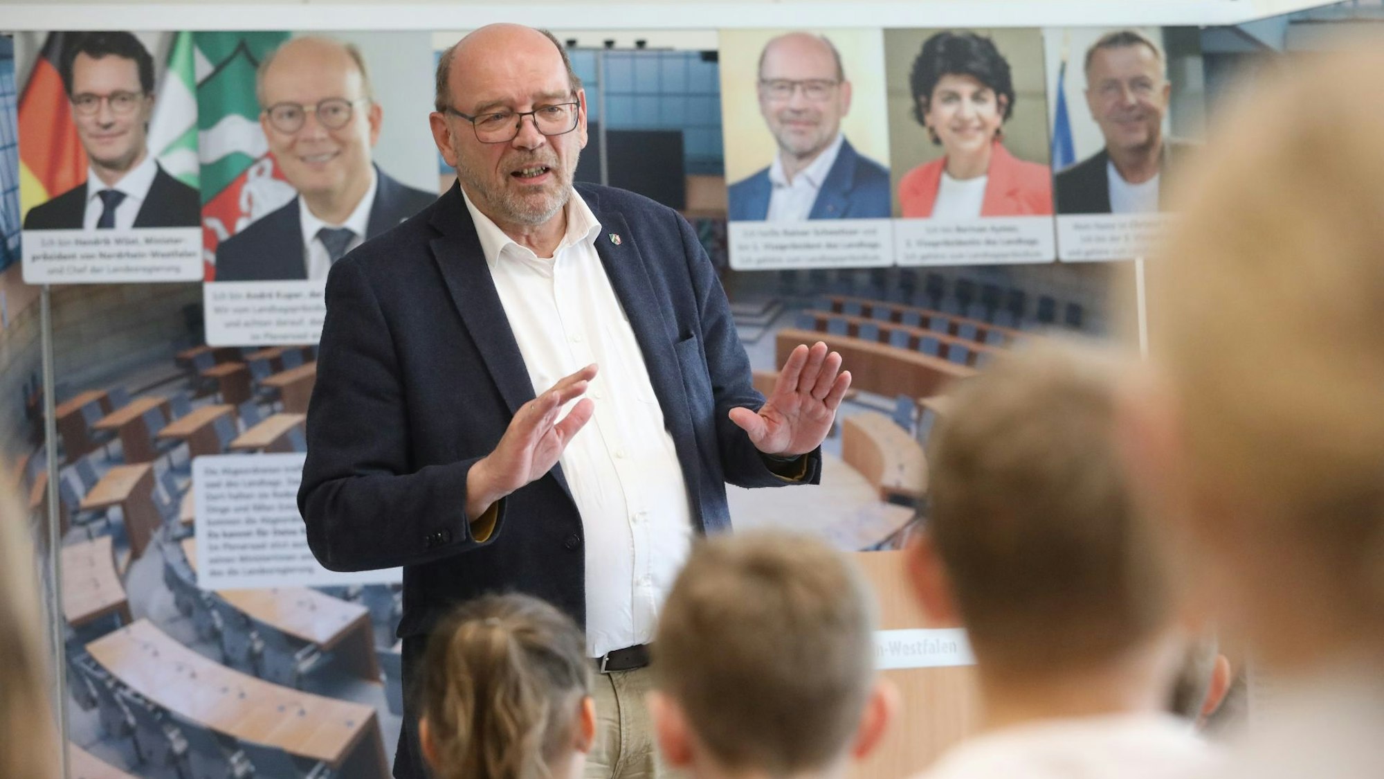 Vize-Landtagspräsident Rainer Schmeltzer im Gespräch mit den Schülern des Schülerparlaments der Theodor-Weinz.Schule in Bad Honnef-Aegidienberg.