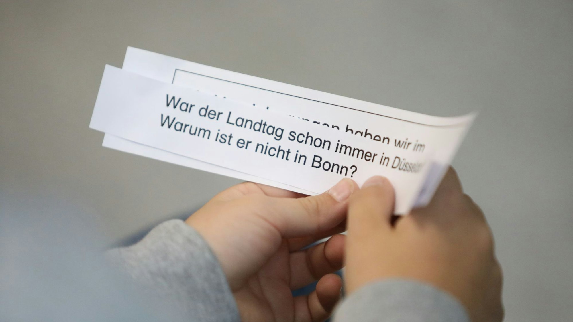 Auf kleinen Zetteln hatten sich die Schüler ihre Fragen notiert.