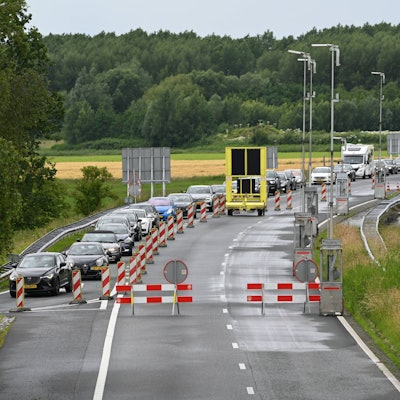 Grenzkontrolle im Anreiseverkehr zum ersten Spiel der Niederlande. Kilometerlanger Rückstau auf der Autobahn 7.Seit den Frühen Morgenstunden des 15. Juni kontrolliert die Bundespolizeidirektion Bad Bentheim am Grenzübergang Bunderneuland den Anreiseverkehr zum Länderspiel der niederländischen Nationalmannschaft. Bunde Niedersachsen Deutschland *** Border control on arrival traffic for the Netherlands first match Kilometre-long traffic jam on the Autobahn 7 Since the early hours of 15 June, the Bad Bentheim Federal Police Directorate has been controlling arrival traffic at the Bunderneuland border crossing for the international match between the Dutch national team Bunde Lower Saxony Germany Copyright: xdiebildwerftx