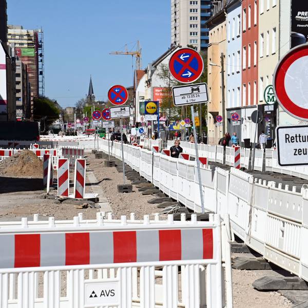 Zahlreiche Baustellen schränken in Köln den Verkehr ein, hier an der Bonner Straße.