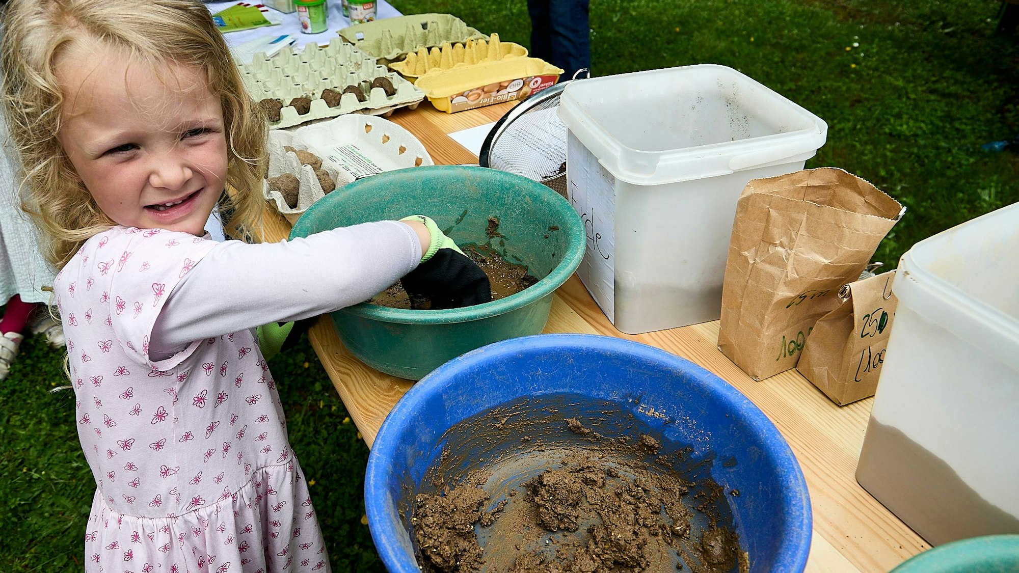 Das Bild zeigt die kleine Mia, die in einer Schüssel rührt.