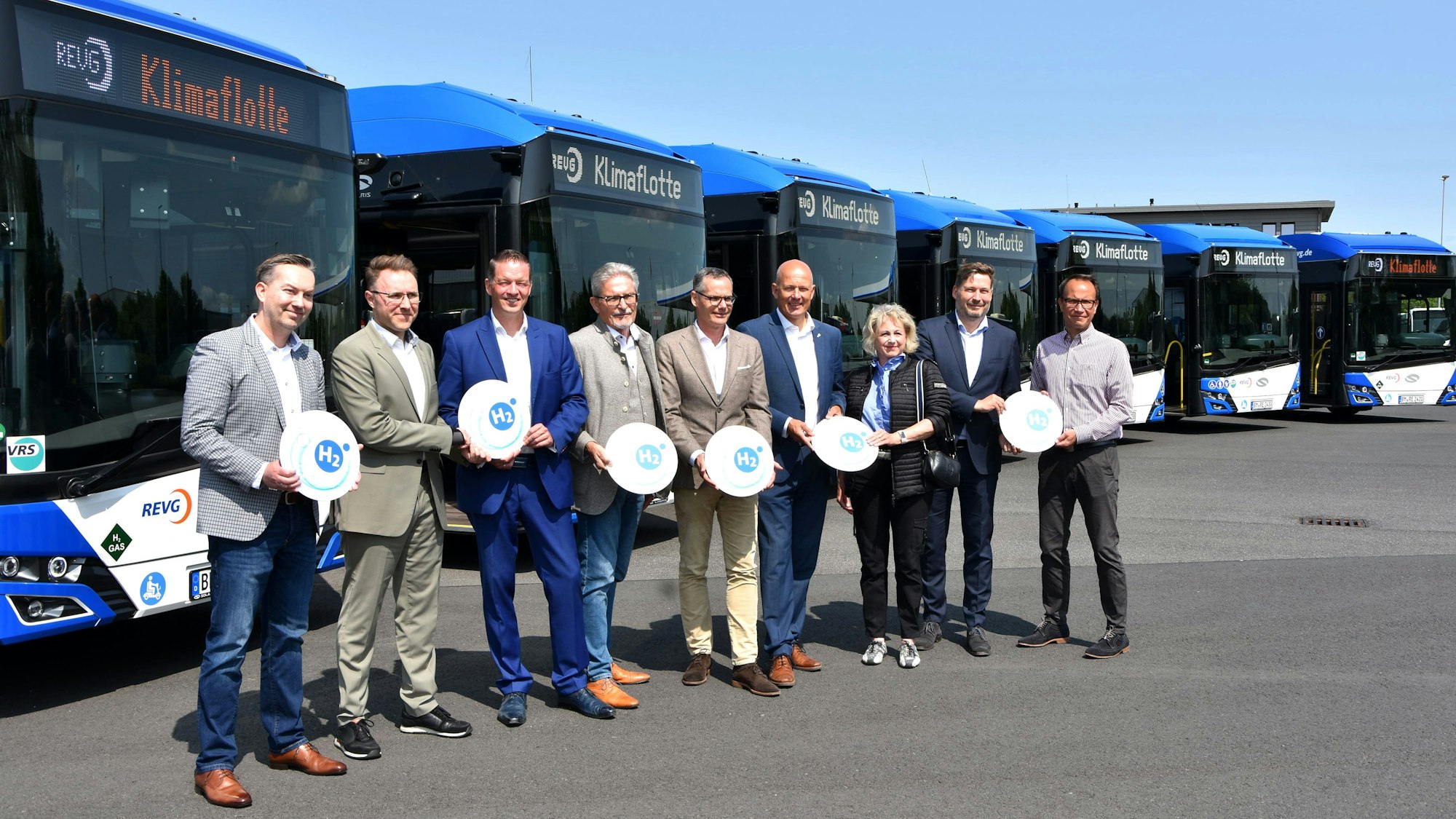 Das Foto zeigt die Vertreter des Kreises und der REVG bei der Vorstellung der neuen Wasserstoffbusse.