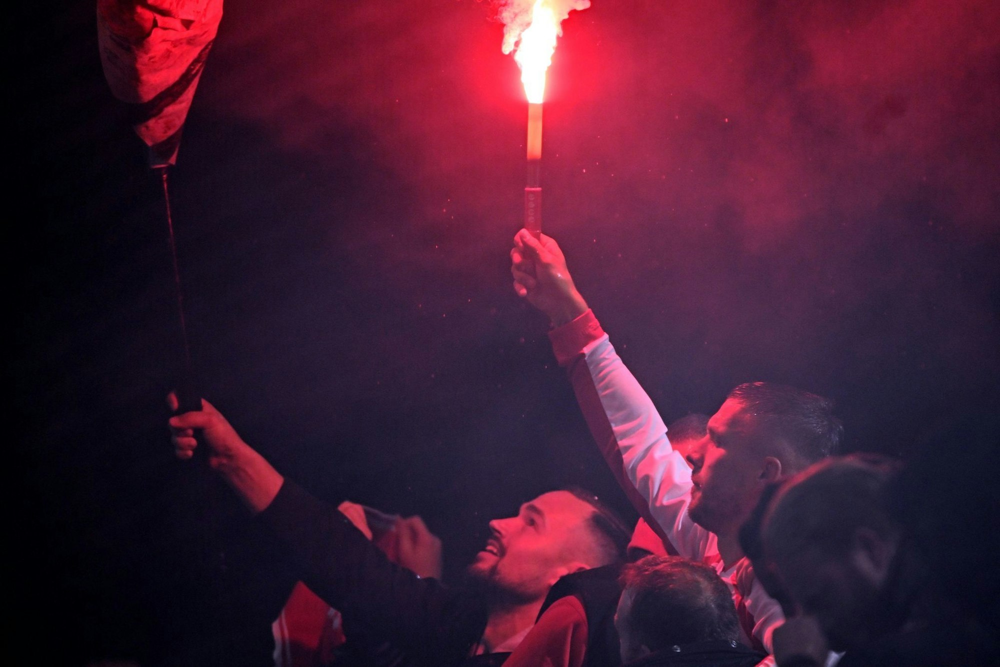 Lukas Podolski feiert mit den Fans.