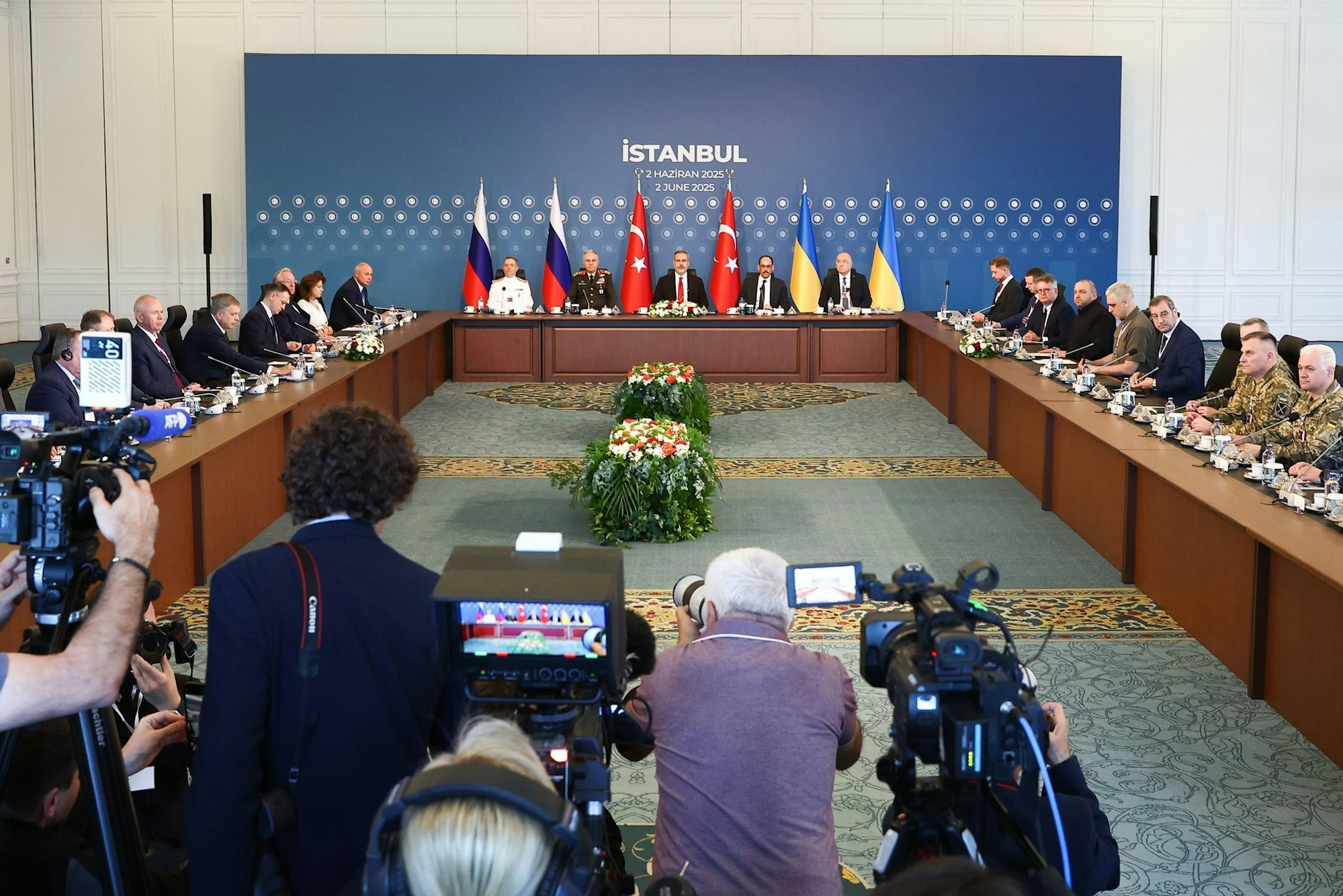 Delegationen der neuen direkten Verhandlung zwischen Russland und der Ukraine kommen unter türkischer Führung zusammen