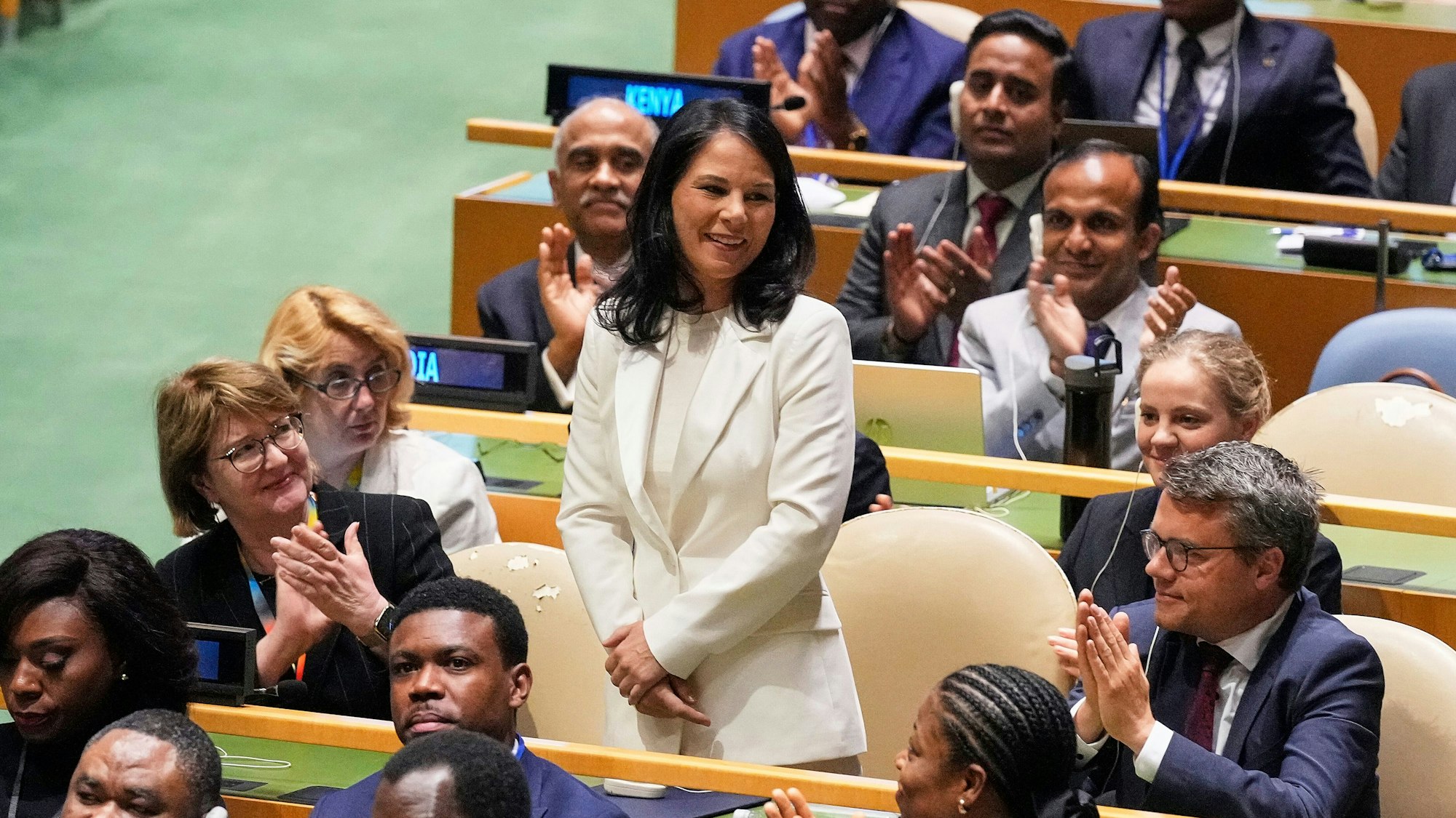 02.06.2025, USA, New York: Annalena Baerbock aus Deutschland dankt für den Applaus bei ihrer Wahl zur Präsidentin der 80. Generalversammlung der Vereinten Nationen. Foto: Richard Drew/AP/dpa +++ dpa-Bildfunk +++