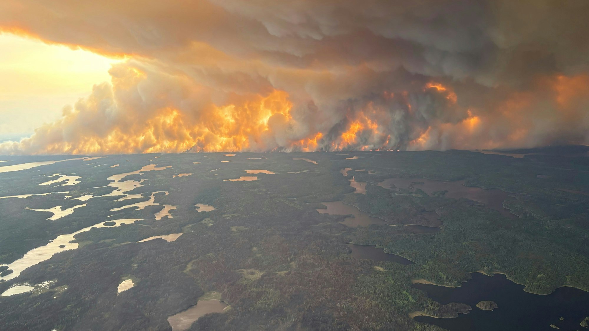 HANDOUT - 27.05.2025, Kanada, Flin Flon: Dieses von der Regierung von Manitoba zur Verfügung gestellte Foto zeigt Waldbrände in Flin Flon, Manitoba, Kanada. Foto: Uncredited/Manitoba government/AP/dpa - ACHTUNG: Nur zur redaktionellen Verwendung und nur mit vollständiger Nennung des vorstehenden Credits +++ dpa-Bildfunk +++