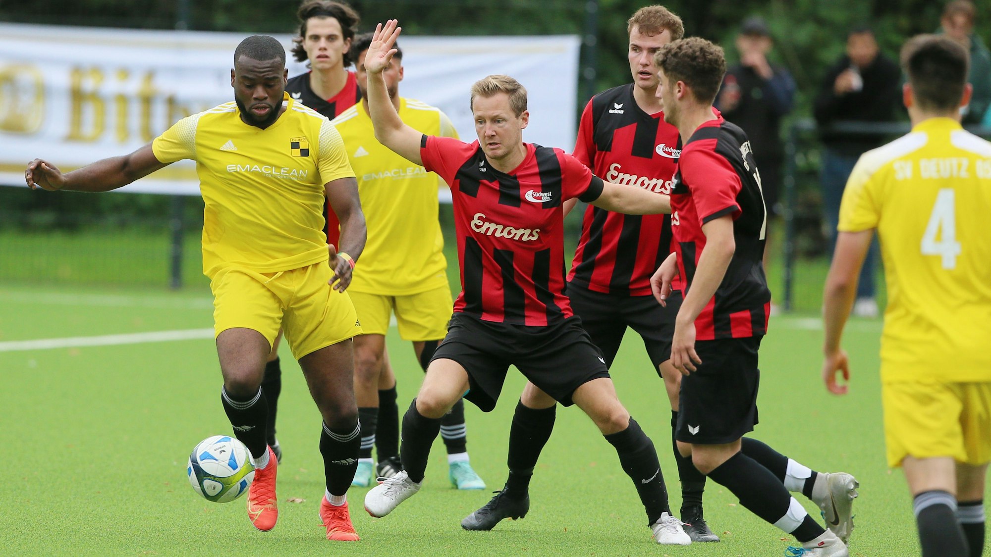 DJK Südwest vs. Deutz 05, Fußball Herren, Bitburger Kreispokal, von links: Rostand Ndoumi Kemadjou (Deutz), Kapitän Martin Ganser (DJK), 02.10.2021, Bild: Herbert Bucco