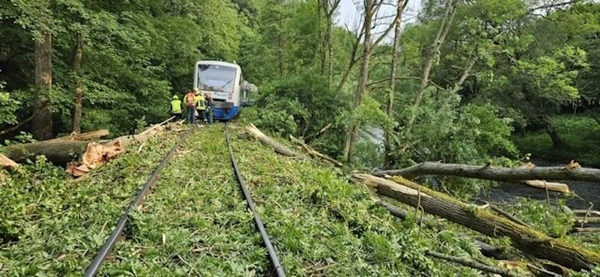Einsatz der Feuerwehr Nideggen bei der Evakuierung einer entgleisten Bahn nach einem Unfall im Rurtal.