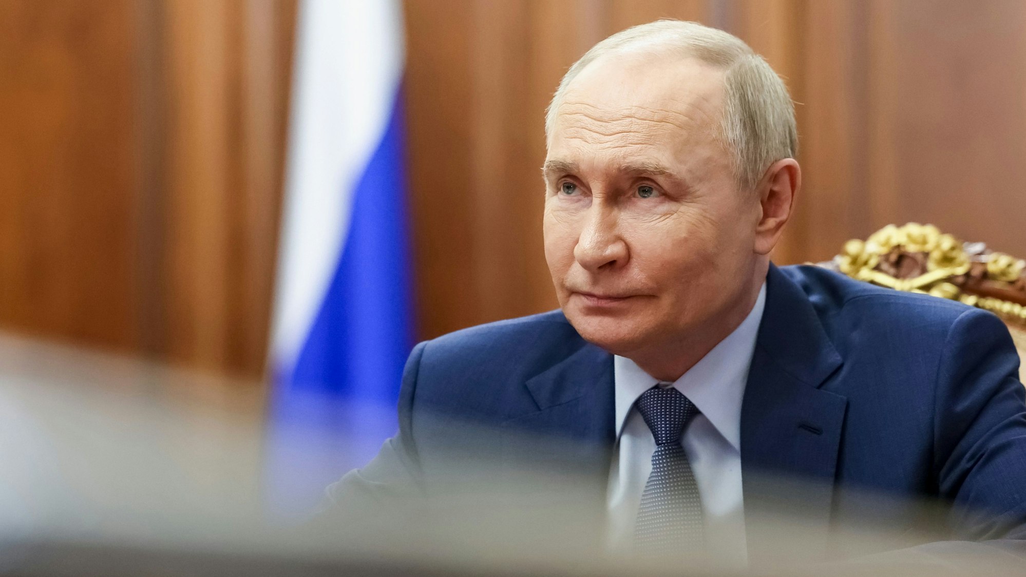 Kremlchef Wladimir Putin im Kreml. Der russische Präsident nutzt einer Recherche zufolge mindestens drei identische Büros an verschiedenen Orten, um seinen Aufenthaltsort zu verschleiern. (Archivbild)