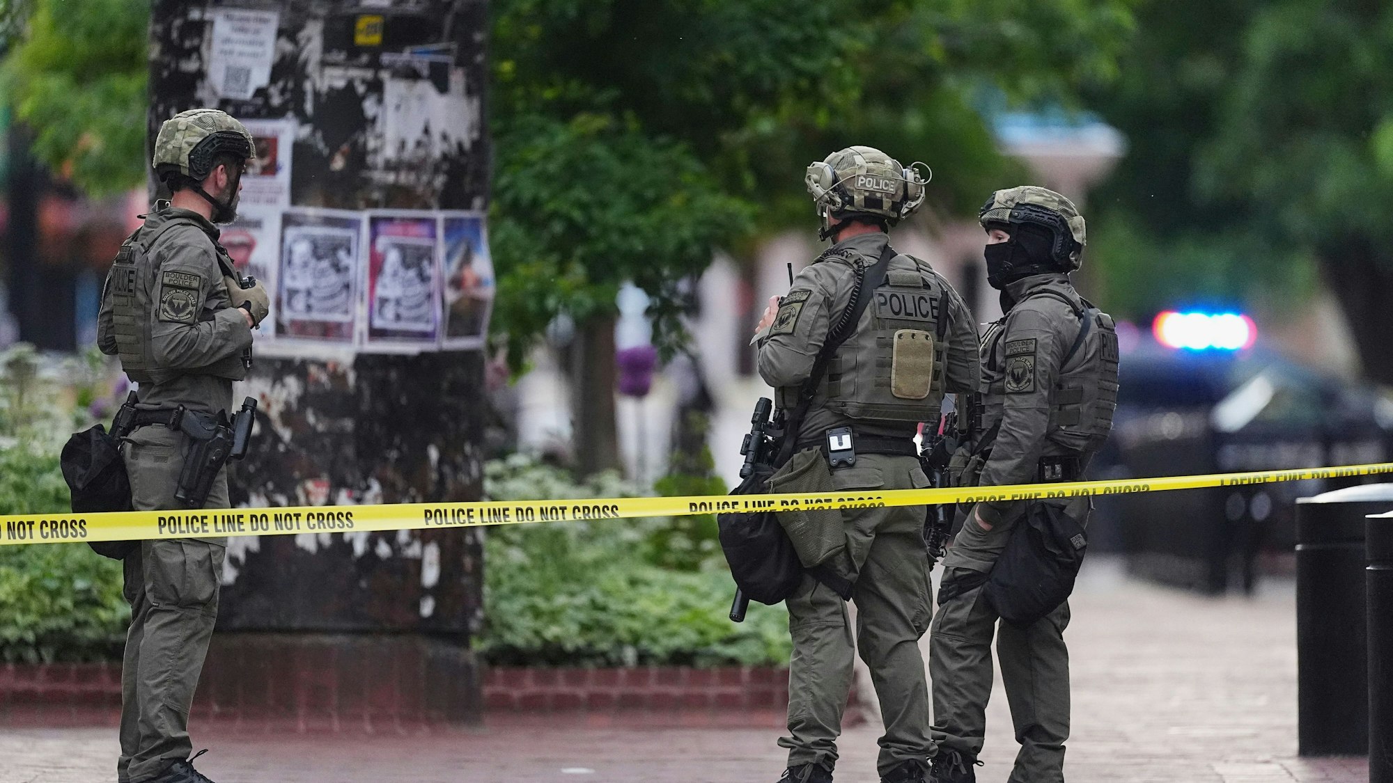 01.06.2025, USA, Boulder: Beamte der Strafverfolgungsbehörden ermitteln nach einem Angriff auf der Pearl Street Mall. Nach einer Attacke auf offener Straße mit mehreren Verletzten im US-Bundesstaat Colorado ermittelt die Bundespolizei FBI. Foto: David Zalubowski/AP/dpa +++ dpa-Bildfunk +++