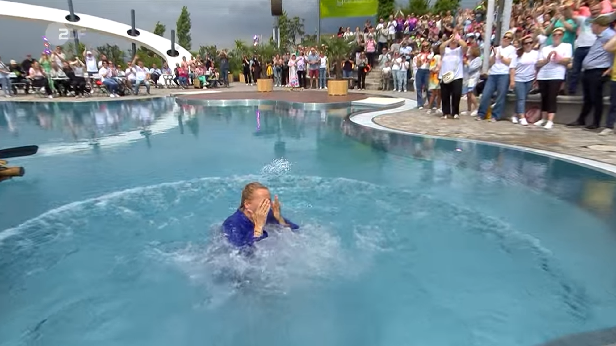 Andrea Kiewel landet nach dem Schubser von Hans Sigl im Pool.