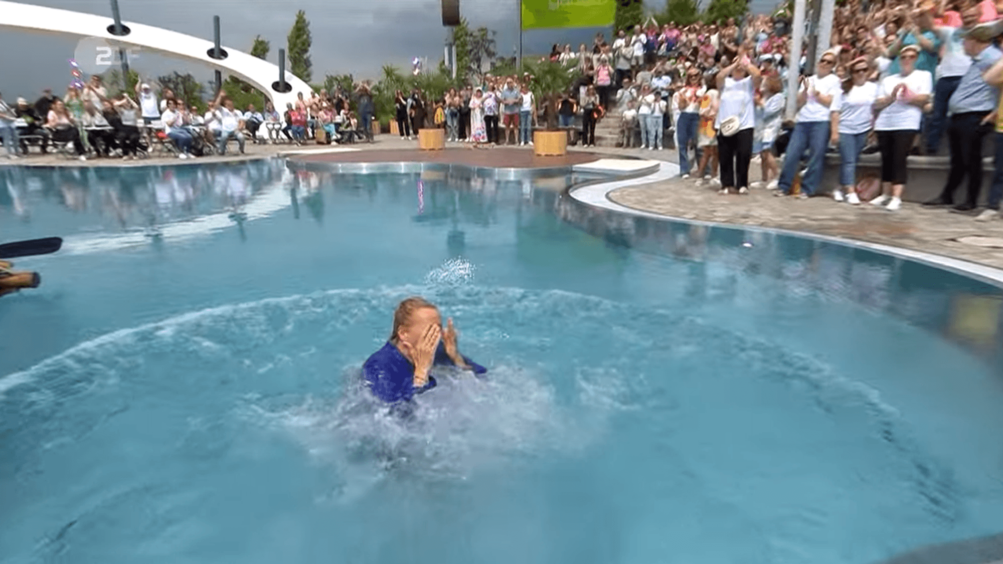 Andrea Kiewel landet nach dem Schubser von Hans Sigl im Pool.