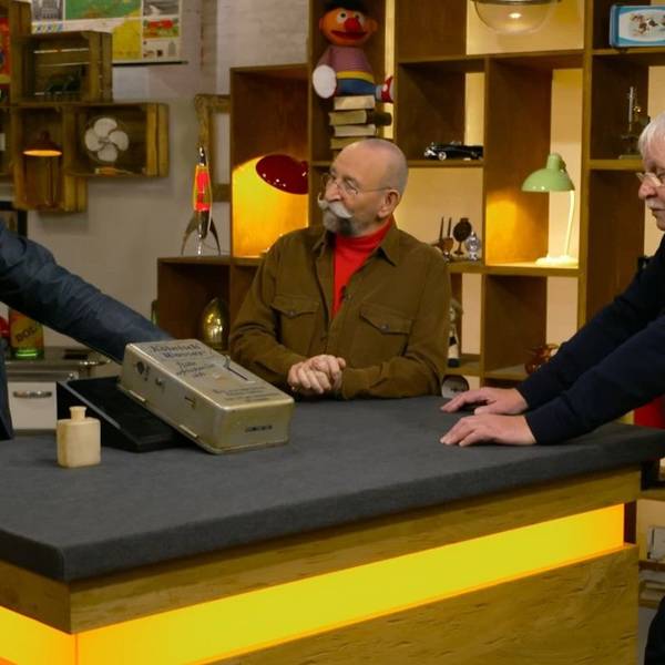 Verkäufer Walter Hirtz (v.r.) mit Horst Lichter und Sven Deutschmanek bei „Bares für Rares“.