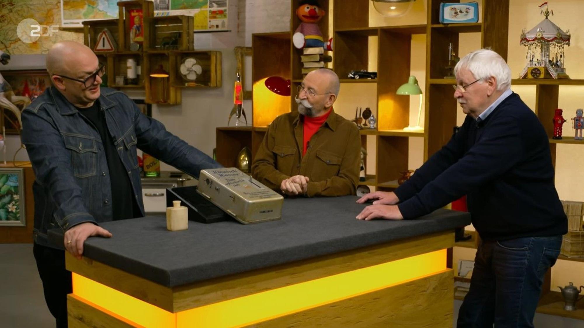 Verkäufer Walter Hirtz (v.r.) mit Horst Lichter und Sven Deutschmanek bei „Bares für Rares“.