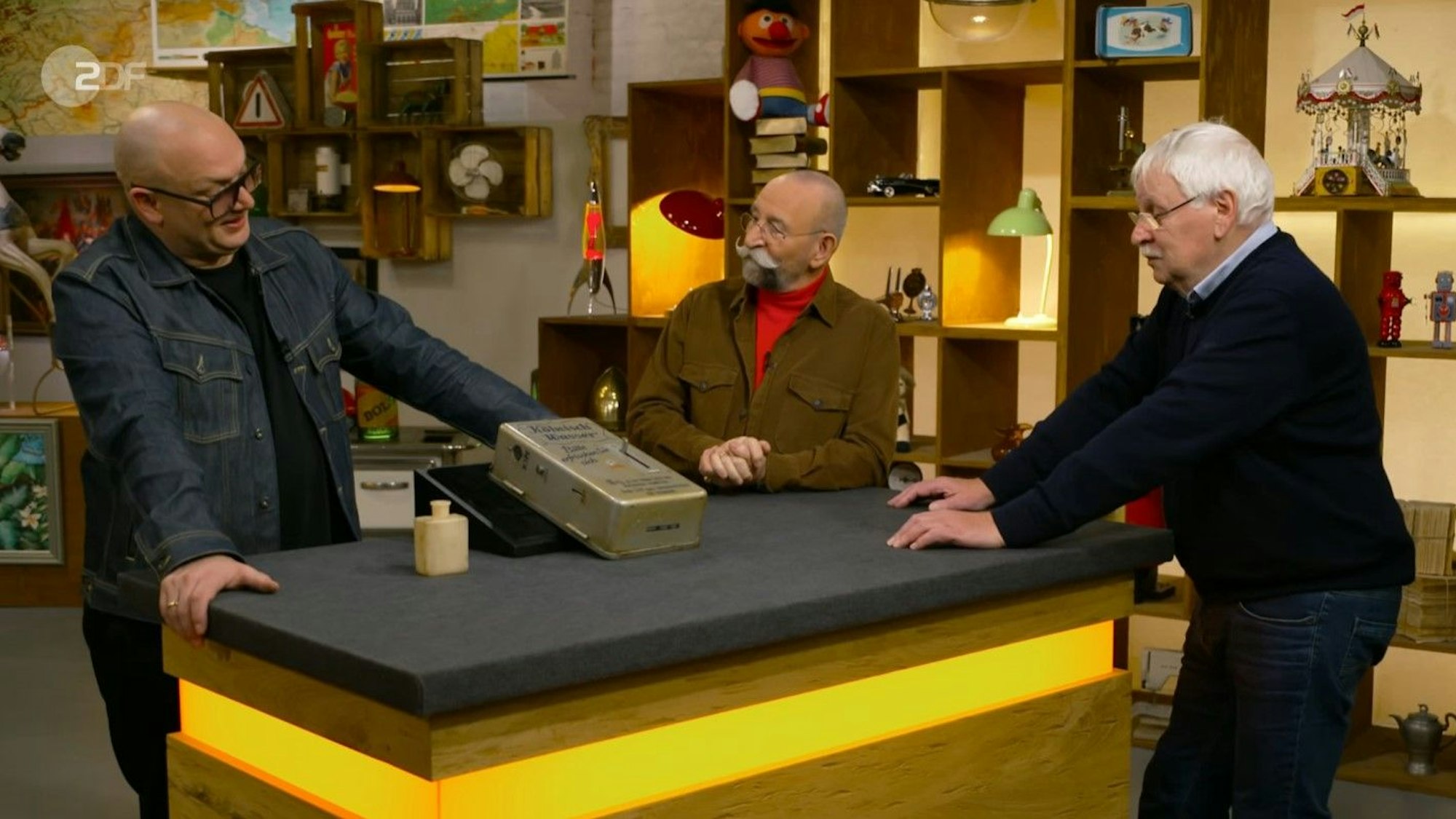 Verkäufer Walter Hirtz (v.r.) mit Horst Lichter und Sven Deutschmanek bei „Bares für Rares“.