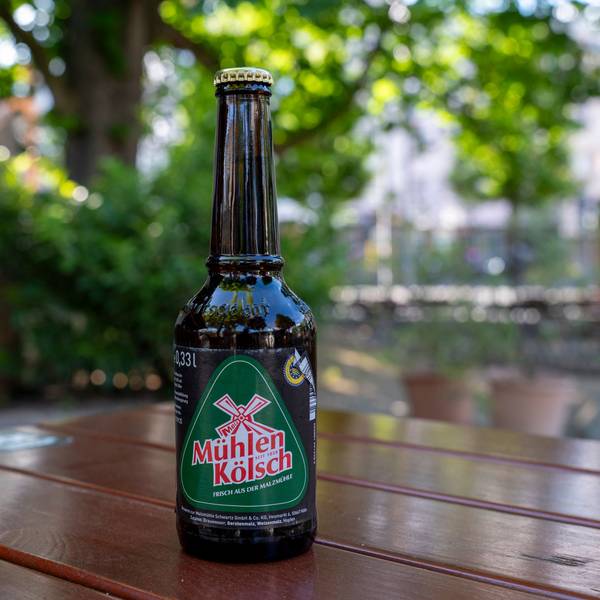 Eine Bierflasche mit dem Etikett „Mühlen Kölsch“.