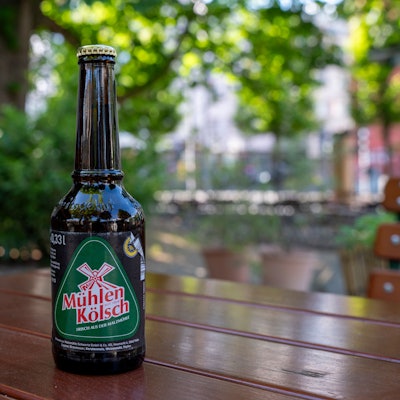 Eine Bierflasche mit dem Etikett „Mühlen Kölsch“.
