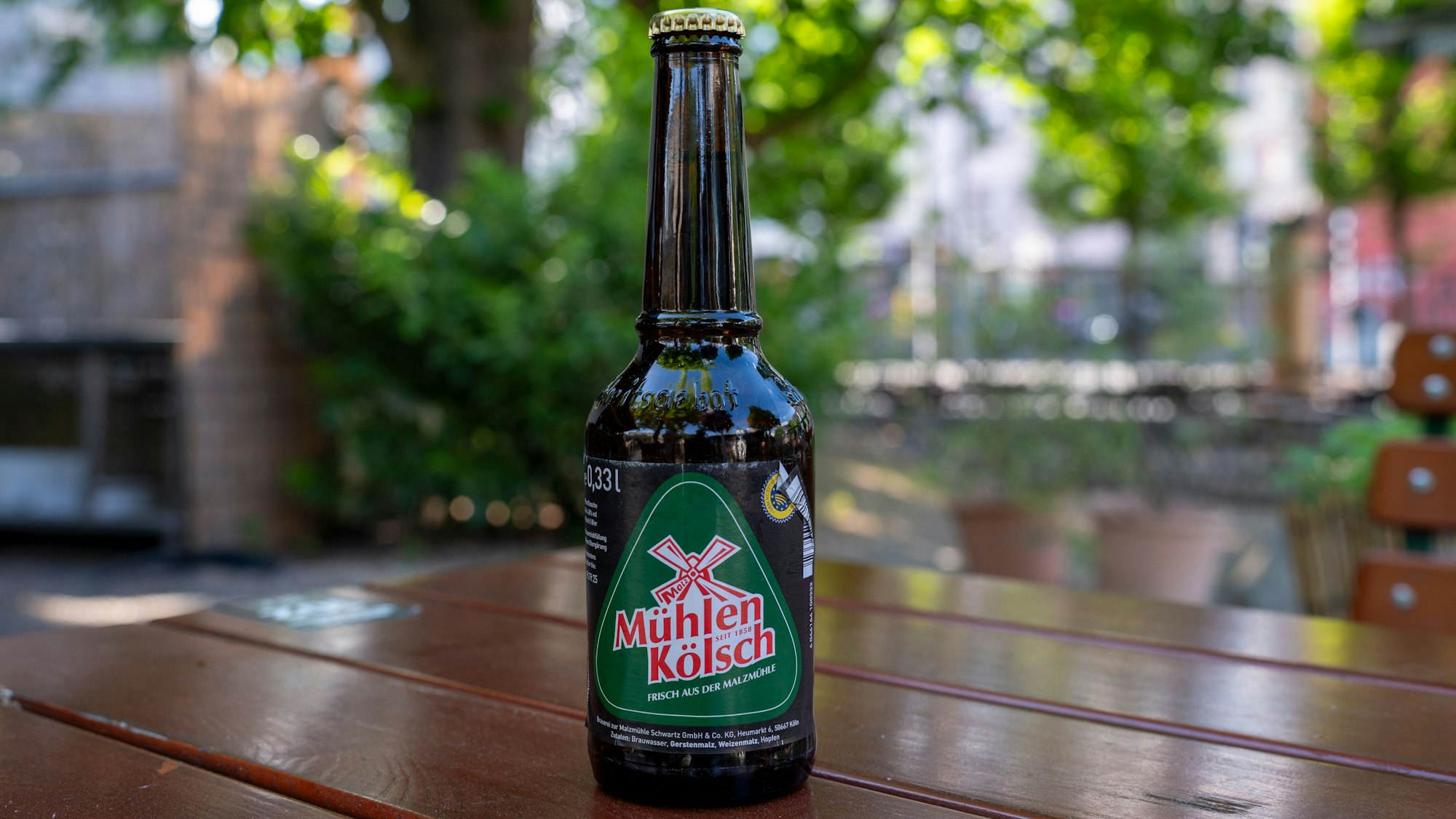 Eine Bierflasche mit dem Etikett „Mühlen Kölsch“.