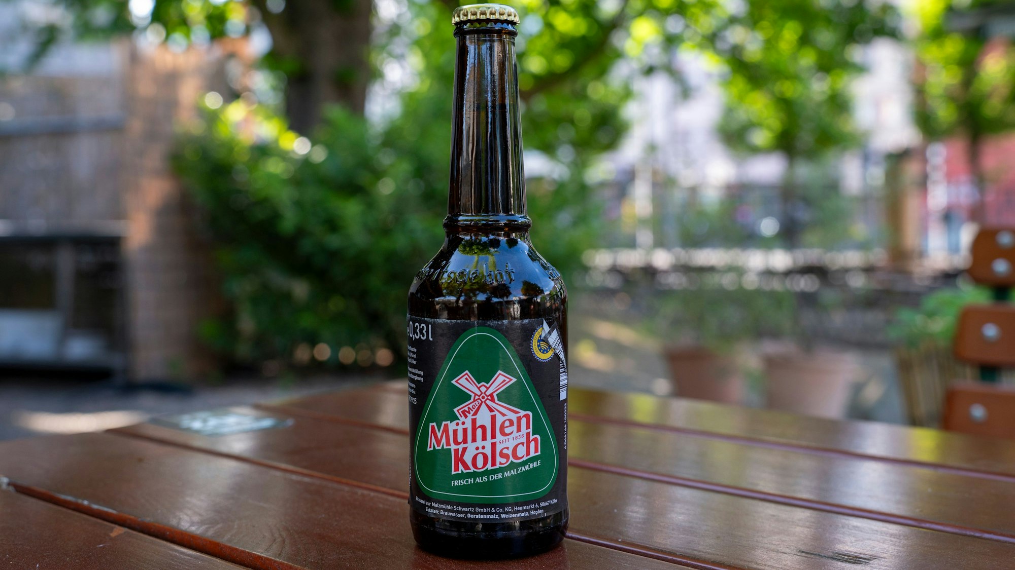 Eine Bierflasche der Marke Mühlen Kölsch.